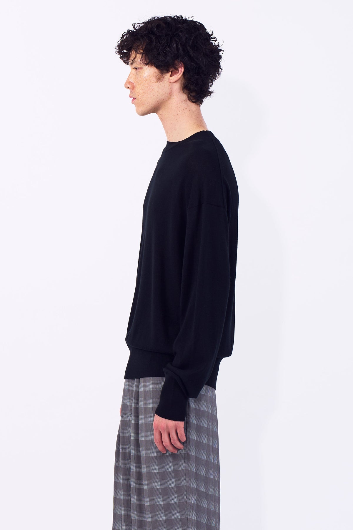 YOKE (ヨーク) シルクカシミヤクルーネックセーター ブラック 横から見た着用イメージ 全身