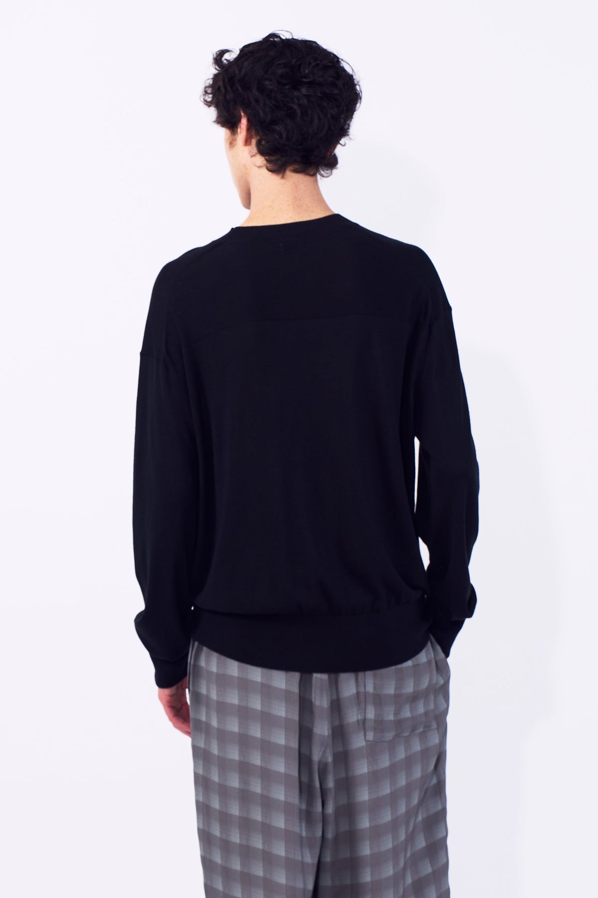 YOKE (ヨーク) シルクカシミヤクルーネックセーター ブラック 後ろから見た着用イメージ 全身