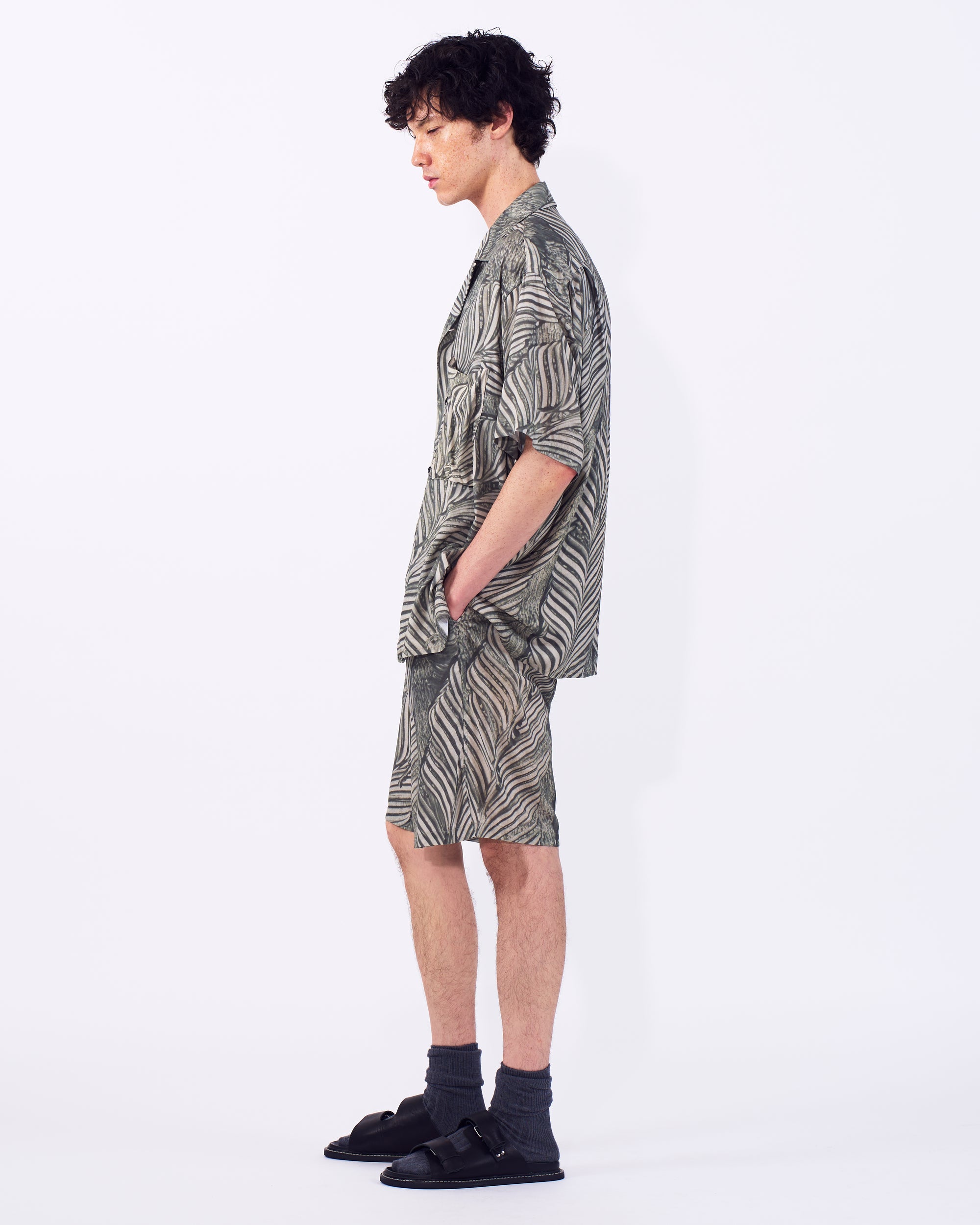 YOKE (ヨーク) リーフパターンプリントレーヨン2タックショーツ アイボリー グリーン 横から見た着用イメージ 全身