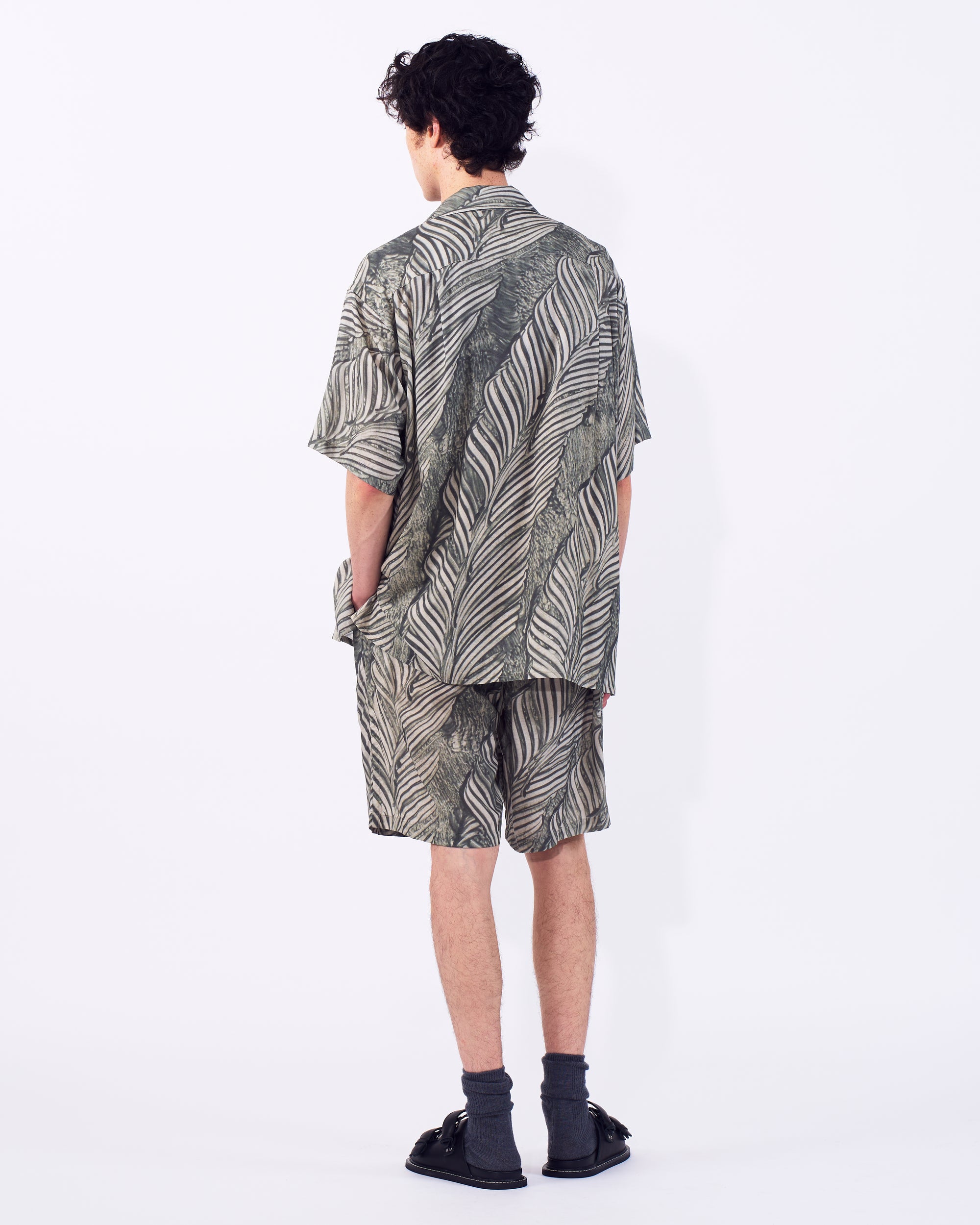 YOKE (ヨーク) リーフパターンプリントレーヨンオープンカラーシャツ グリーン アイボリー 後ろから見た着用イメージ 全身