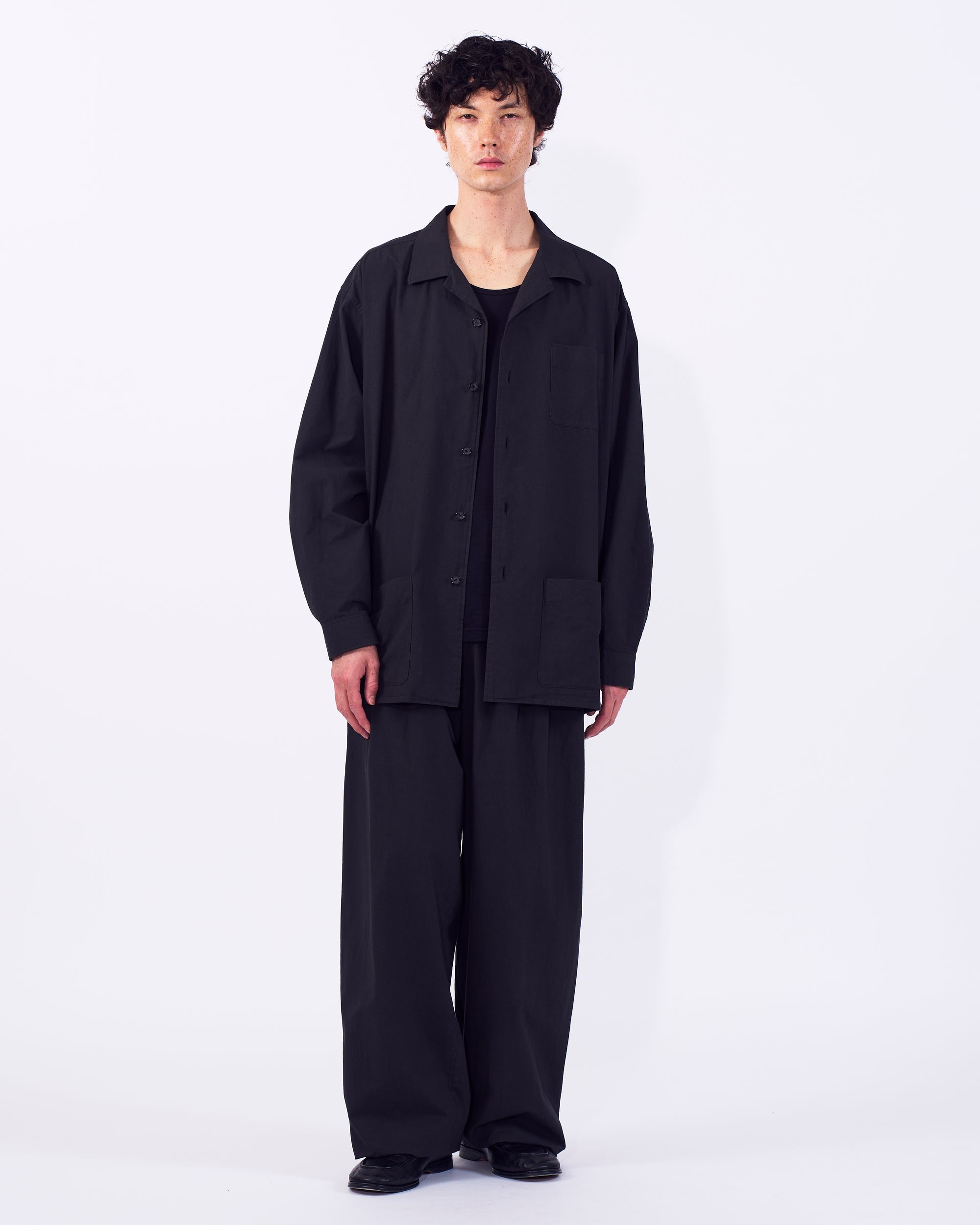 YOKE (ヨーク) ガーメントダイシャツジャケット カーボンブラック 正面から見た着用イメージ 全身