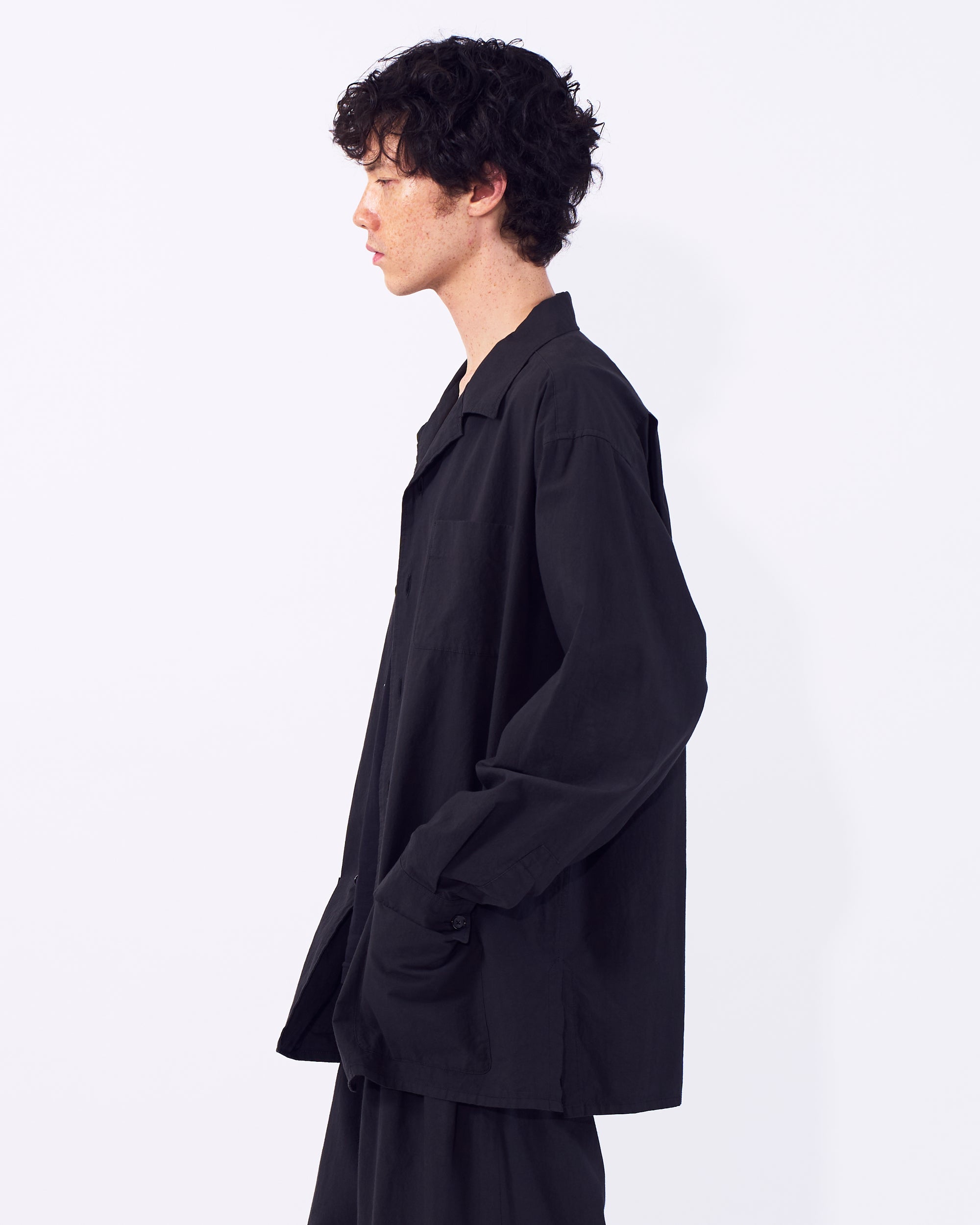 YOKE (ヨーク) ガーメントダイシャツジャケット カーボンブラック 横から見た着用イメージ