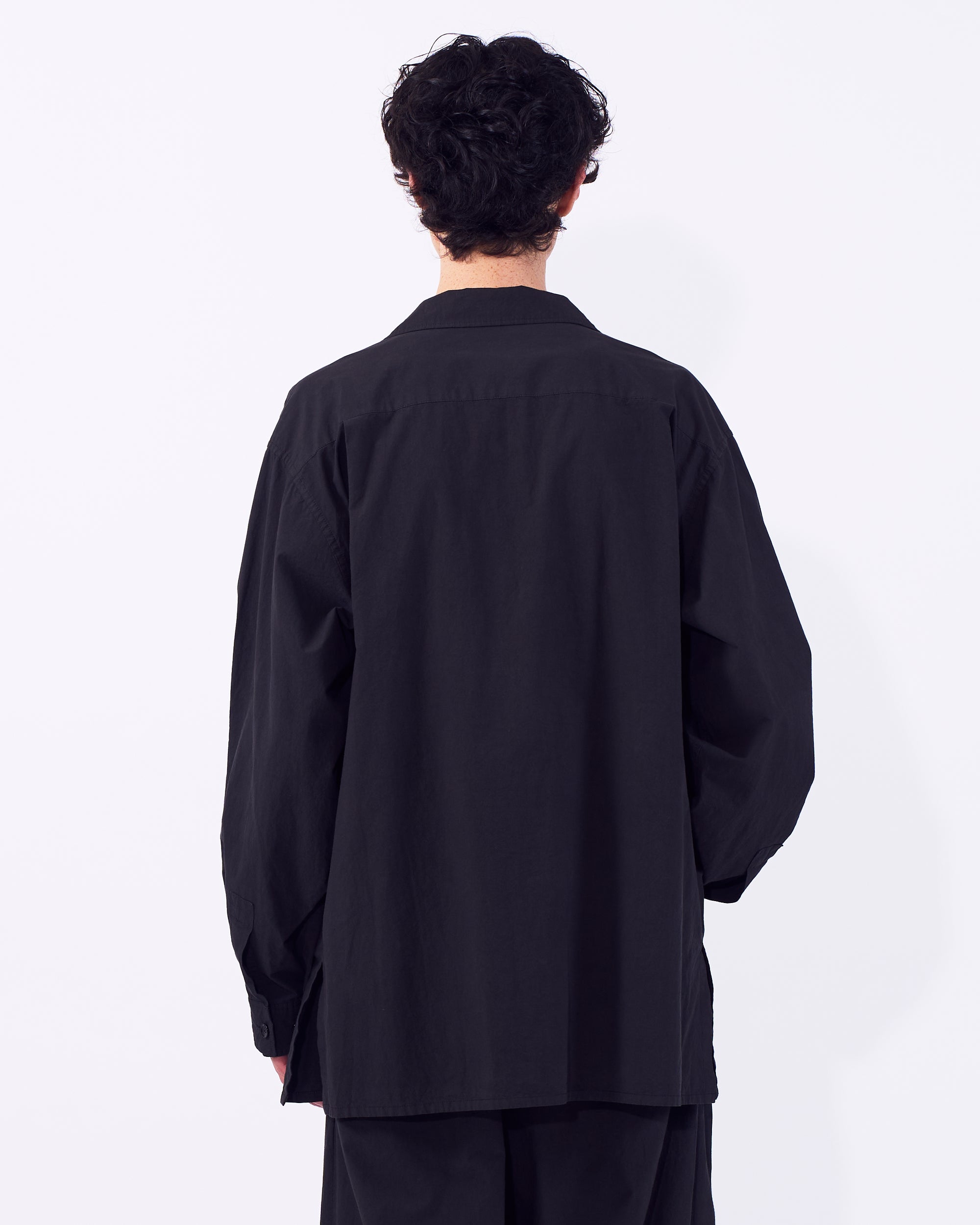 YOKE (ヨーク) ガーメントダイシャツジャケット カーボンブラック 後ろから見た着用イメージ