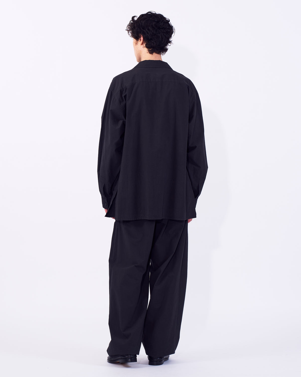 YOKE (ヨーク) ガーメントダイ3タックテーパードパンツ カーボンブラック 後ろから見た着用イメージ 全身