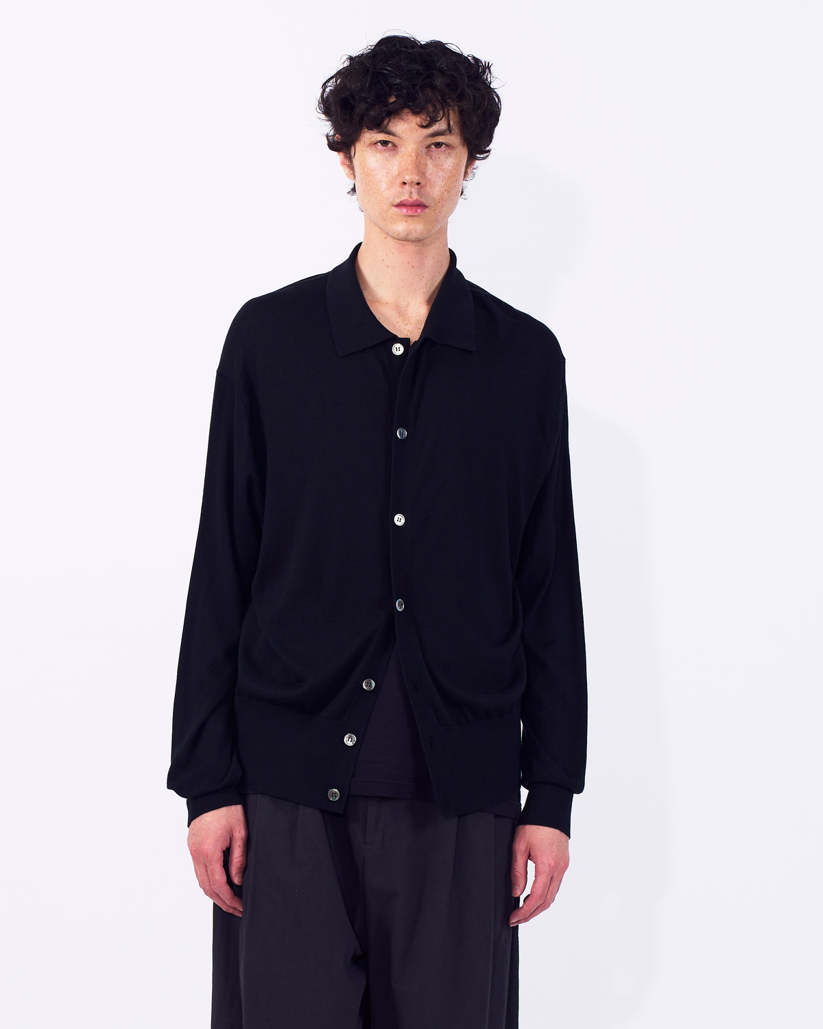 YOKE (ヨーク) シルクカシミヤニットシャツカーディガン ブラック 正面から見た着用イメージ