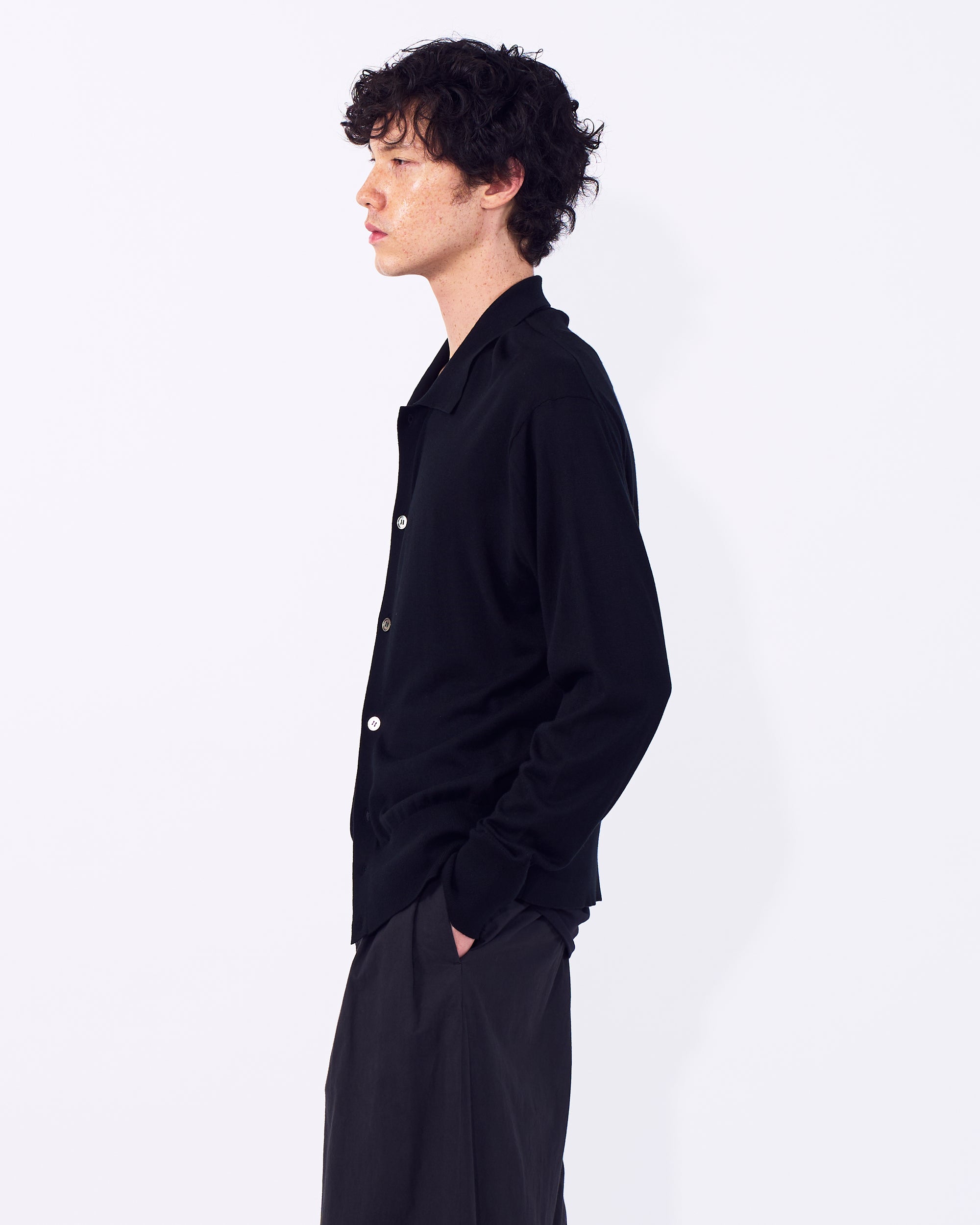 YOKE (ヨーク) シルクカシミヤニットシャツカーディガン ブラック 横から見た着用イメージ