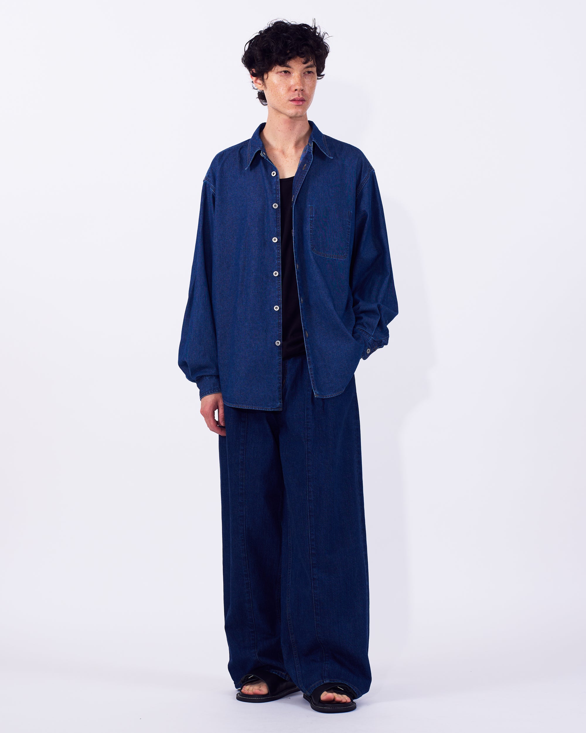 YOKE (ヨーク) ビンテージウォッシュ3タックワイドレッグデニムパンツ インディゴ 正面から見た着用イメージ 全身