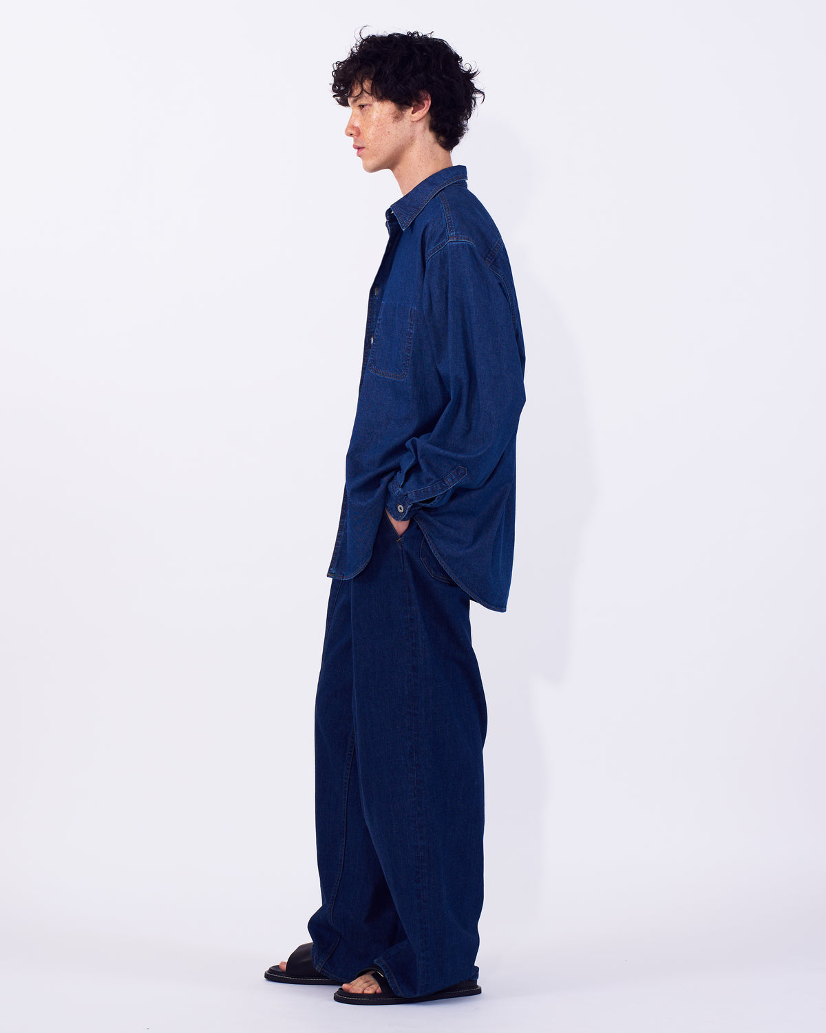 YOKE (ヨーク) ビンテージウォッシュ3タックワイドレッグデニムパンツ インディゴ 横から見た着用イメージ 全身