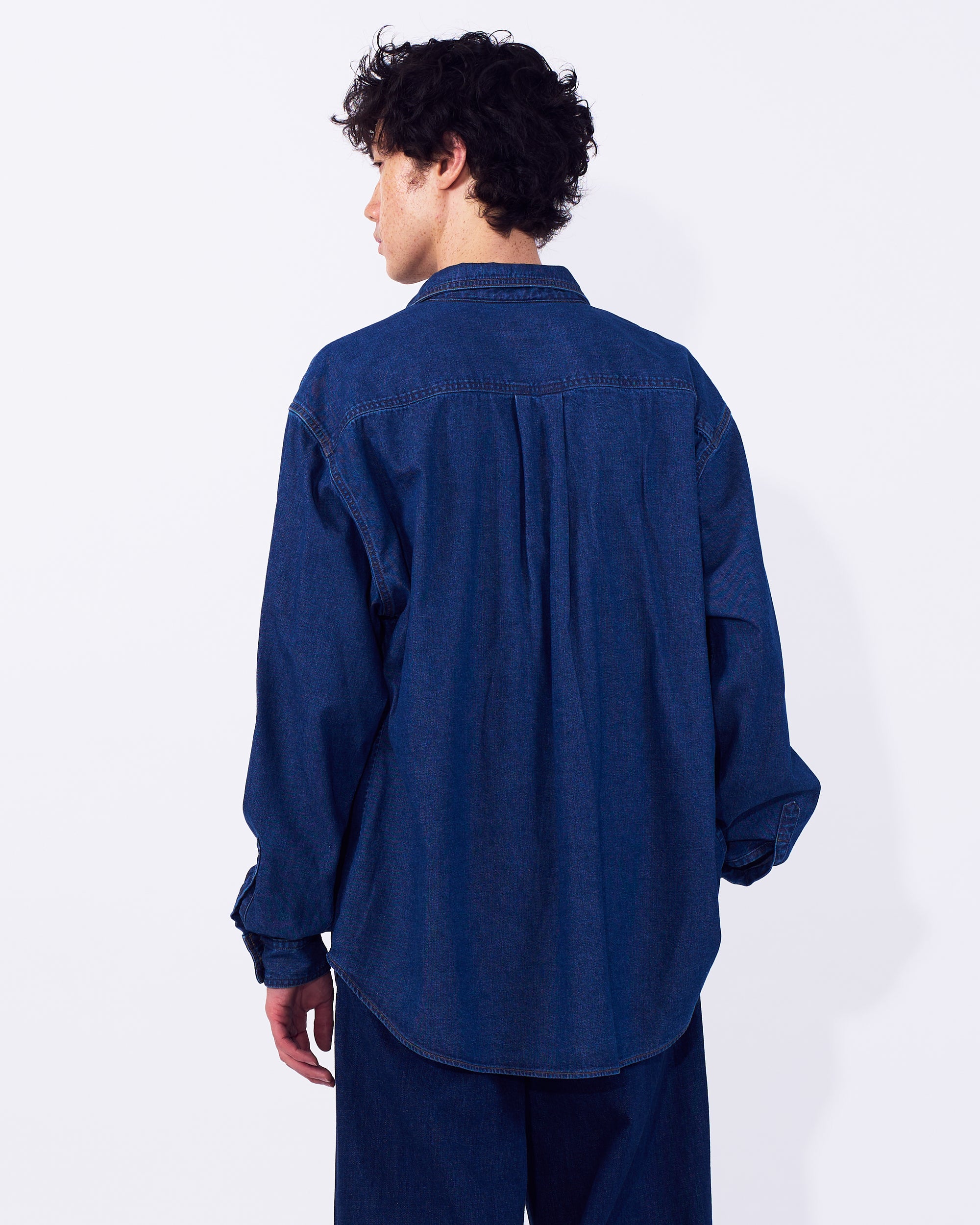 YOKE (ヨーク) ビンテージウォッシュデニムシャツ インディゴ 後ろから見た着用イメージ