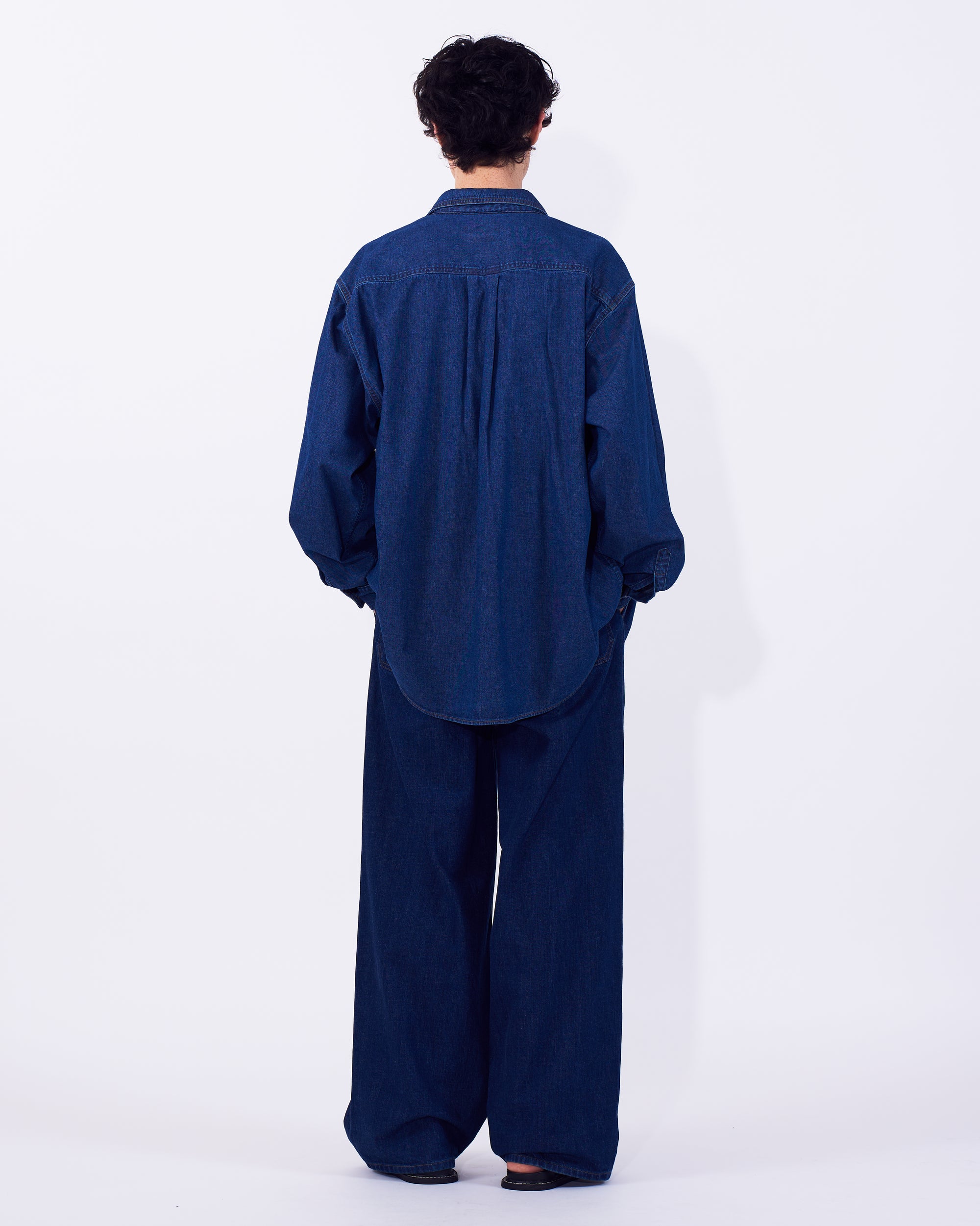 YOKE (ヨーク) ビンテージウォッシュ3タックワイドレッグデニムパンツ インディゴ 後ろから見た着用イメージ 全身