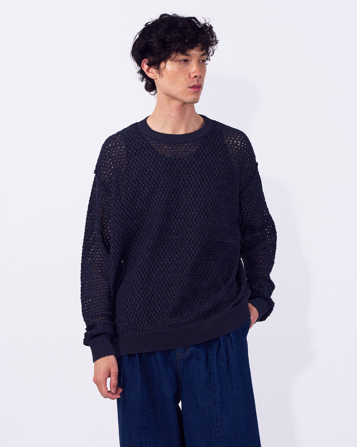 YOKE (ヨーク) コットンメッシュニットクルーネックサマーセーター ネイビー 正面から
いた着用イメージ