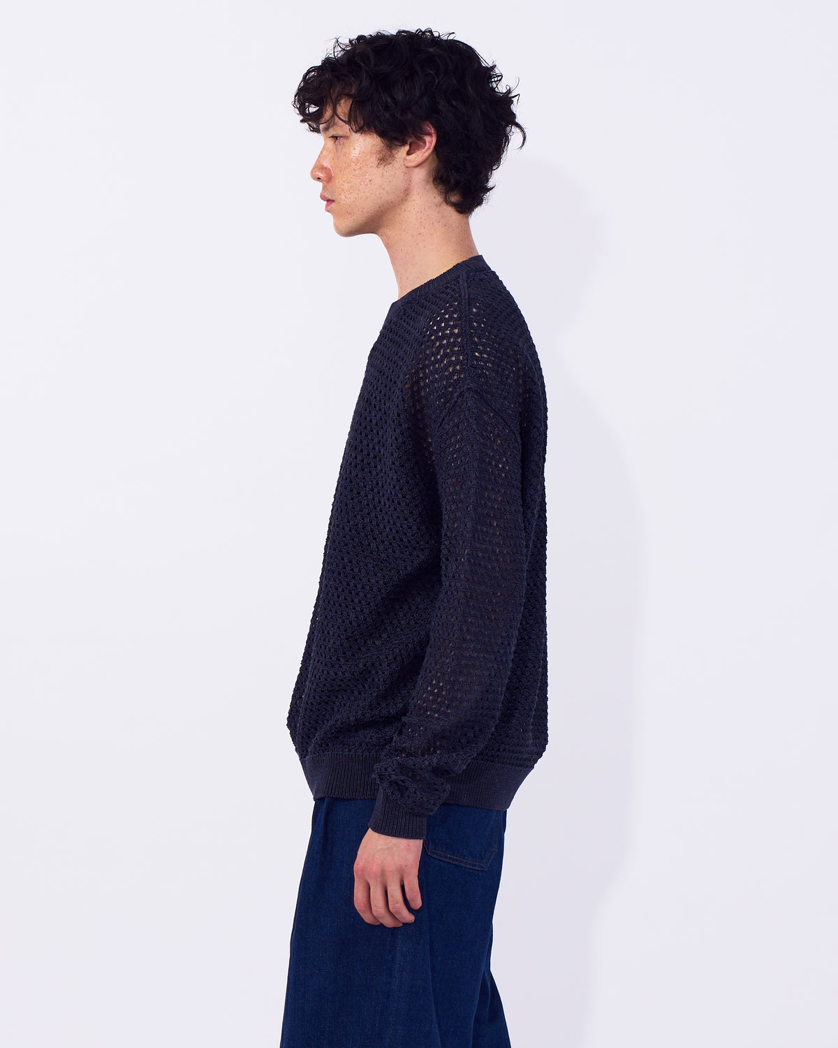 YOKE (ヨーク) コットンメッシュニットクルーネックサマーセーター ネイビー 横から
いた着用イメージ