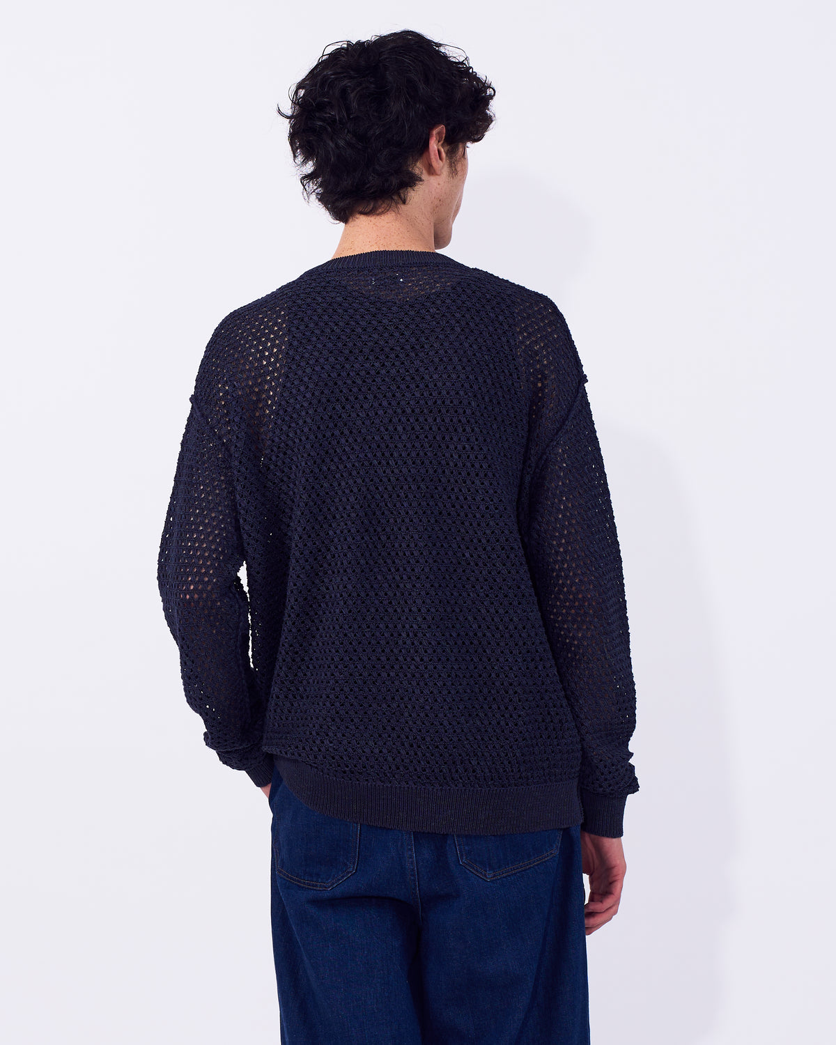 YOKE (ヨーク) コットンメッシュニットクルーネックサマーセーター ネイビー 後ろから
いた着用イメージ