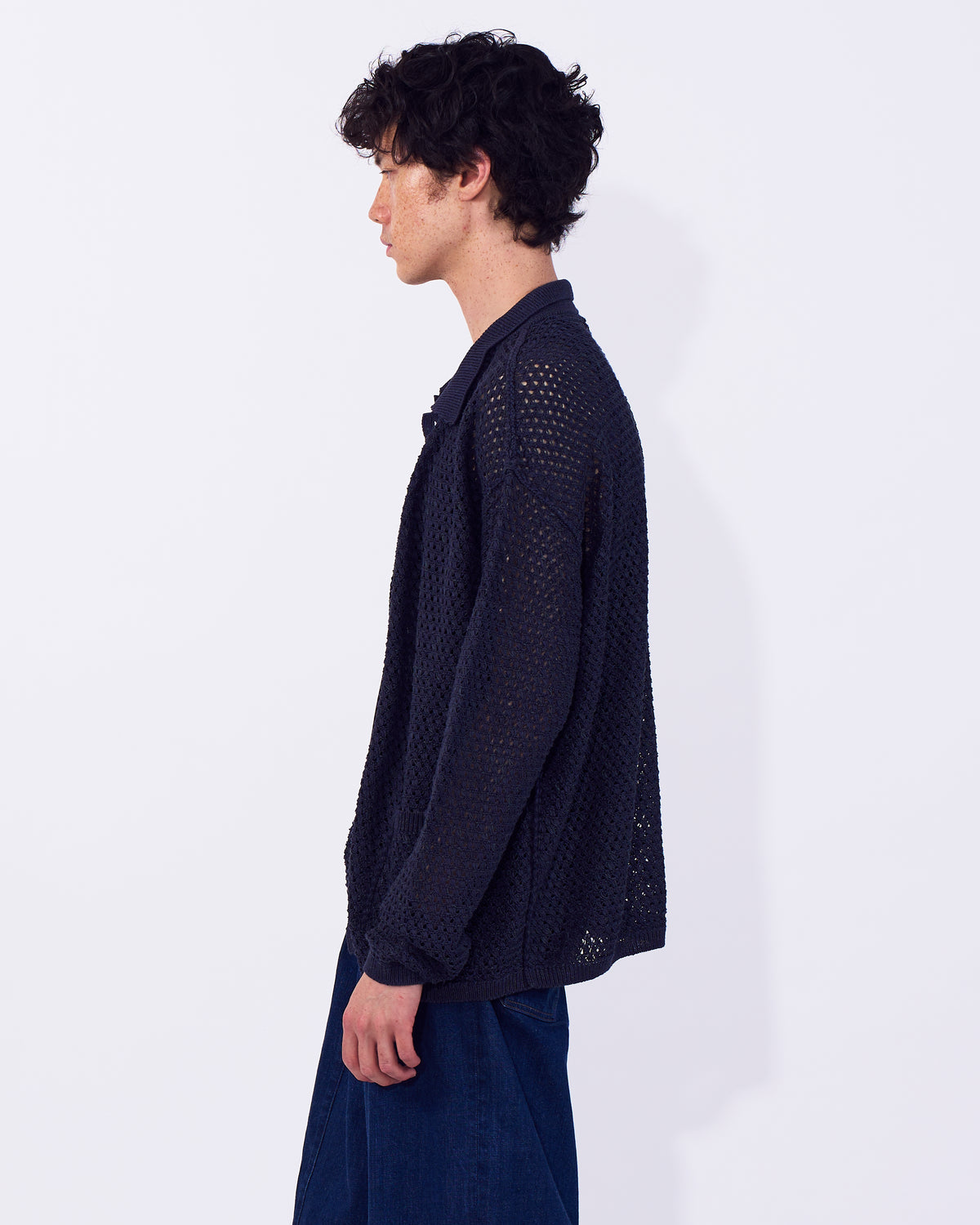 YOKE (ヨーク) コットンメッシュニットシャツカーディガン ネイビー 横から見た着用イメージ