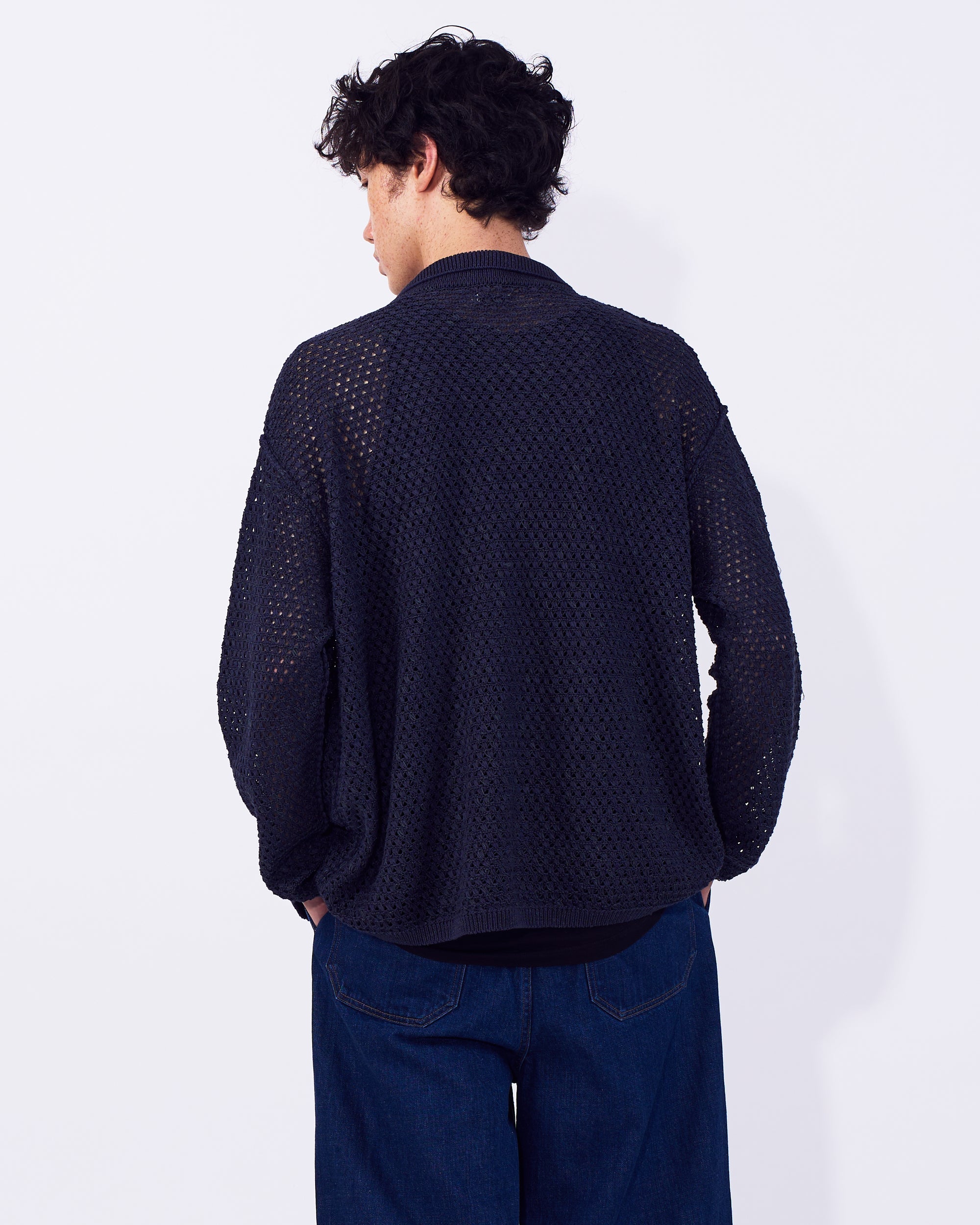 YOKE (ヨーク) コットンメッシュニットシャツカーディガン ネイビー 後ろから見た着用イメージ