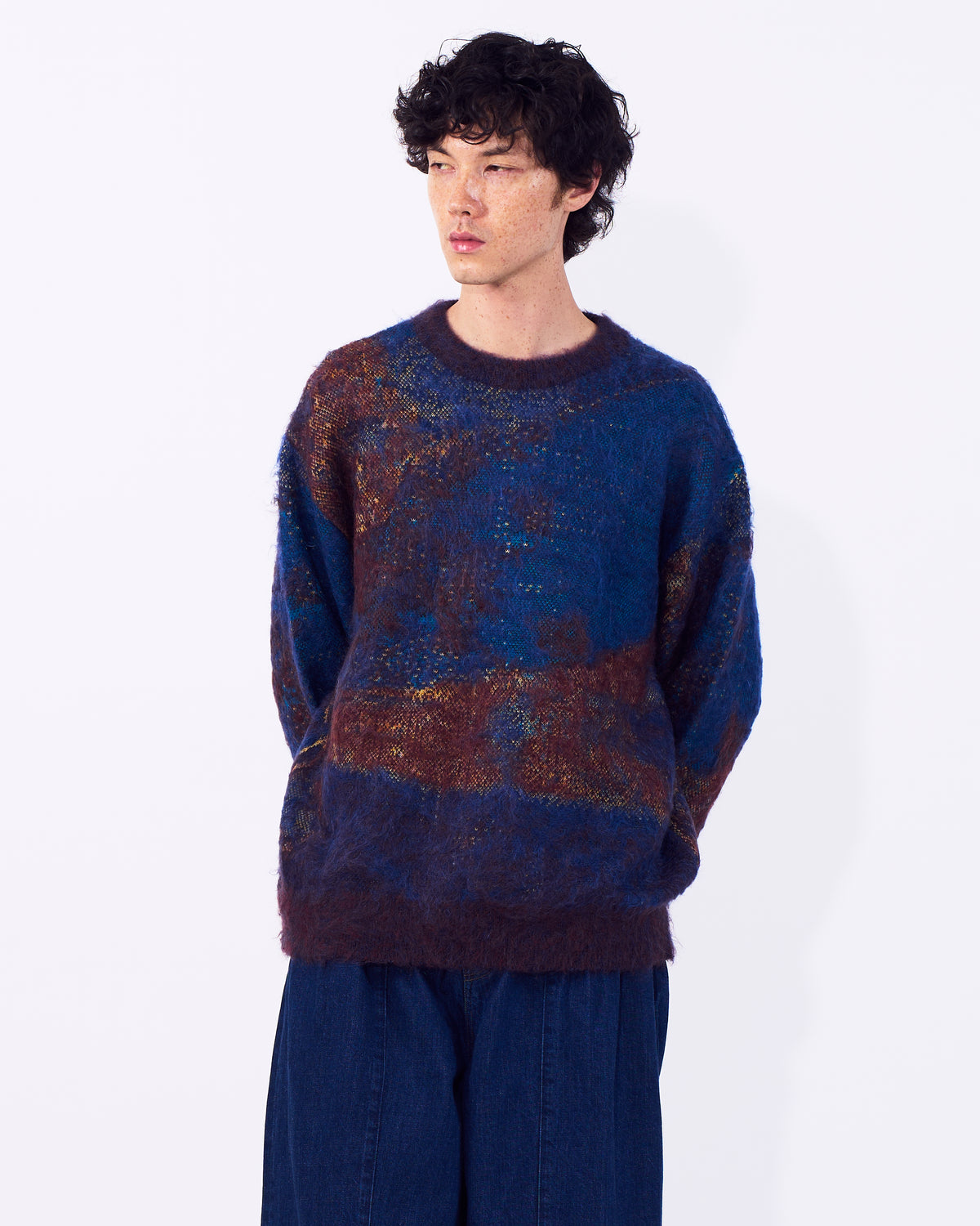 YOKE（ヨーク） アブストラクトモヘアクルーネックセーター ブルー 正面から見た着用イメージ