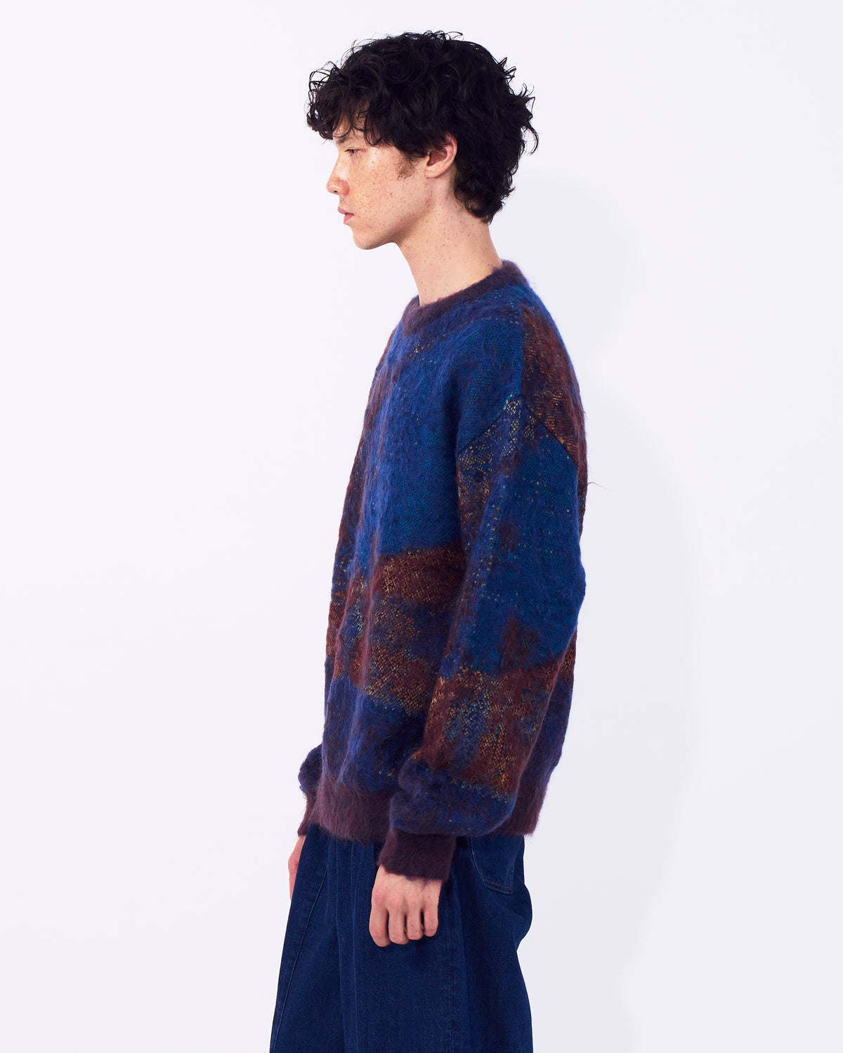 YOKE（ヨーク） アブストラクトモヘアクルーネックセーター ブルー 横から見た着用イメージ