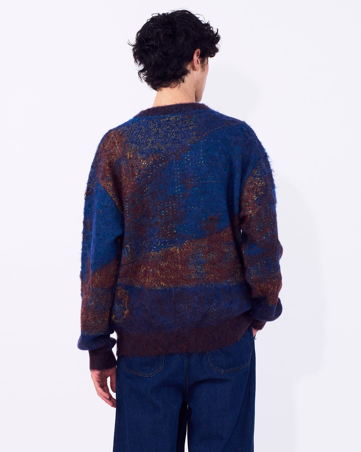 YOKE（ヨーク） アブストラクトモヘアクルーネックセーター ブルー 後ろから見た着用イメージ