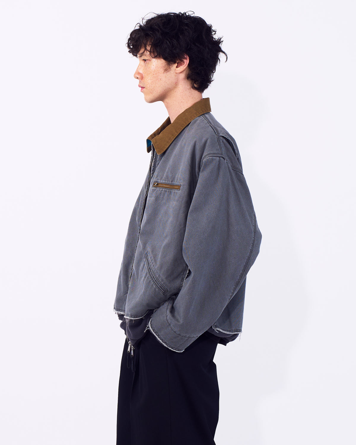 YOKE（ヨーク） ドッキングワークジャケット グレー 横から見た着用イメージ