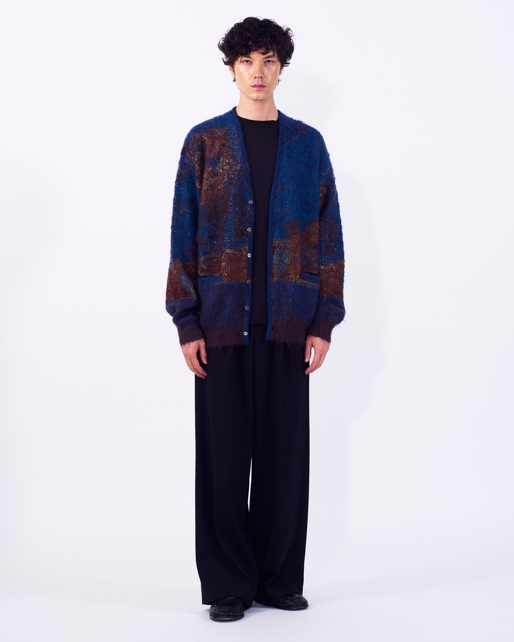 YOKE（ヨーク） アブストラクトモヘアカーディガン ブルー 正面から見た着用イメージ 全身