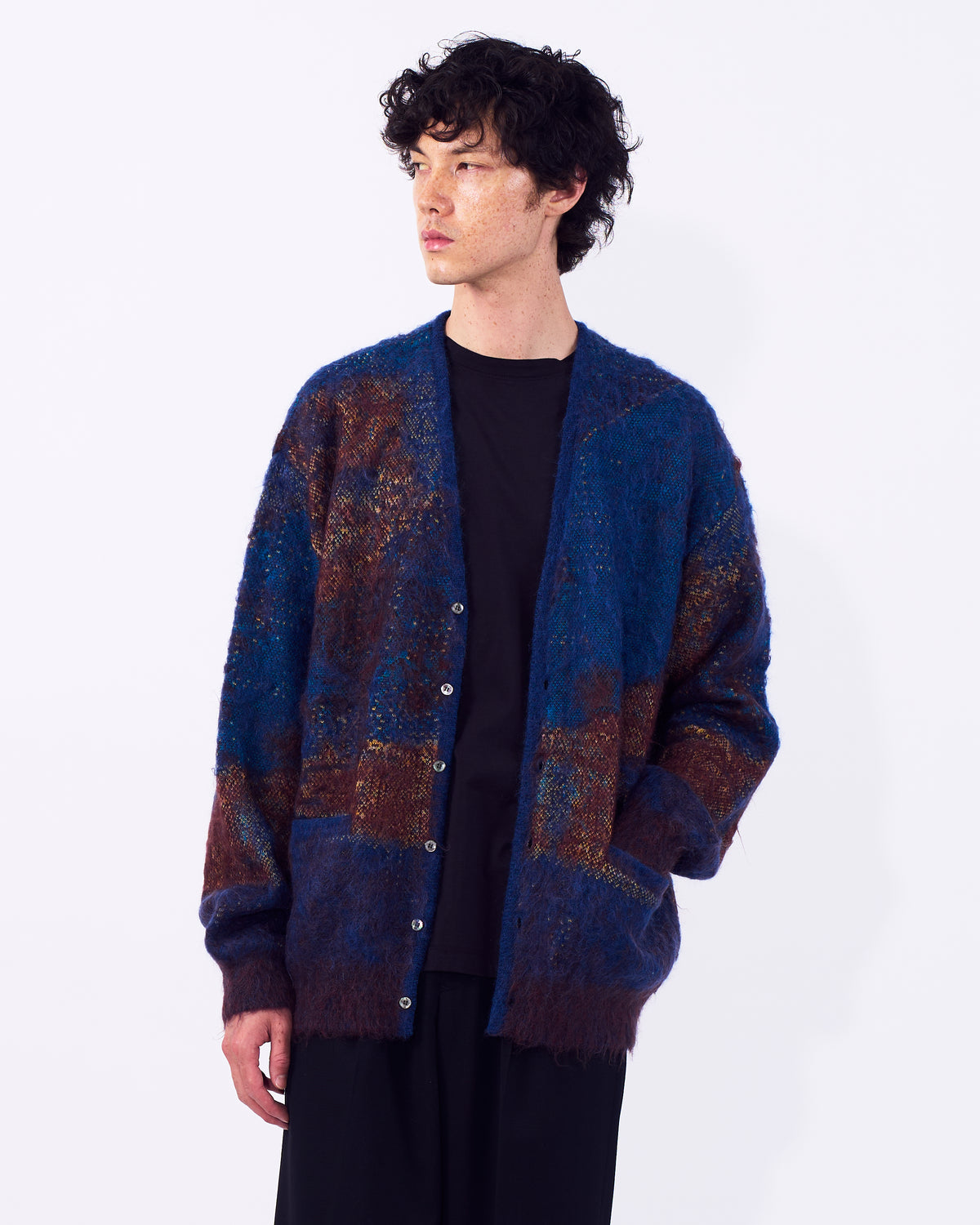 YOKE（ヨーク） アブストラクトモヘアカーディガン ブルー 正面から見た着用イメージ