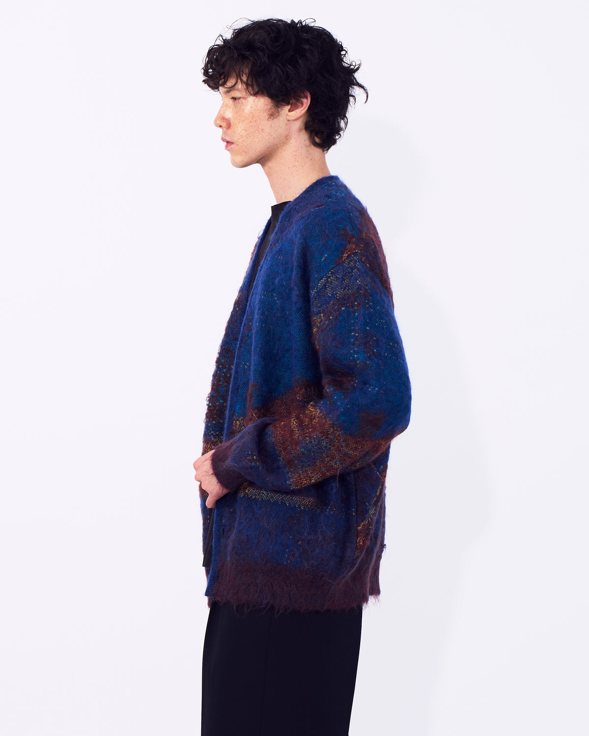 YOKE（ヨーク） アブストラクトモヘアカーディガン ブルー 横から見た着用イメージ