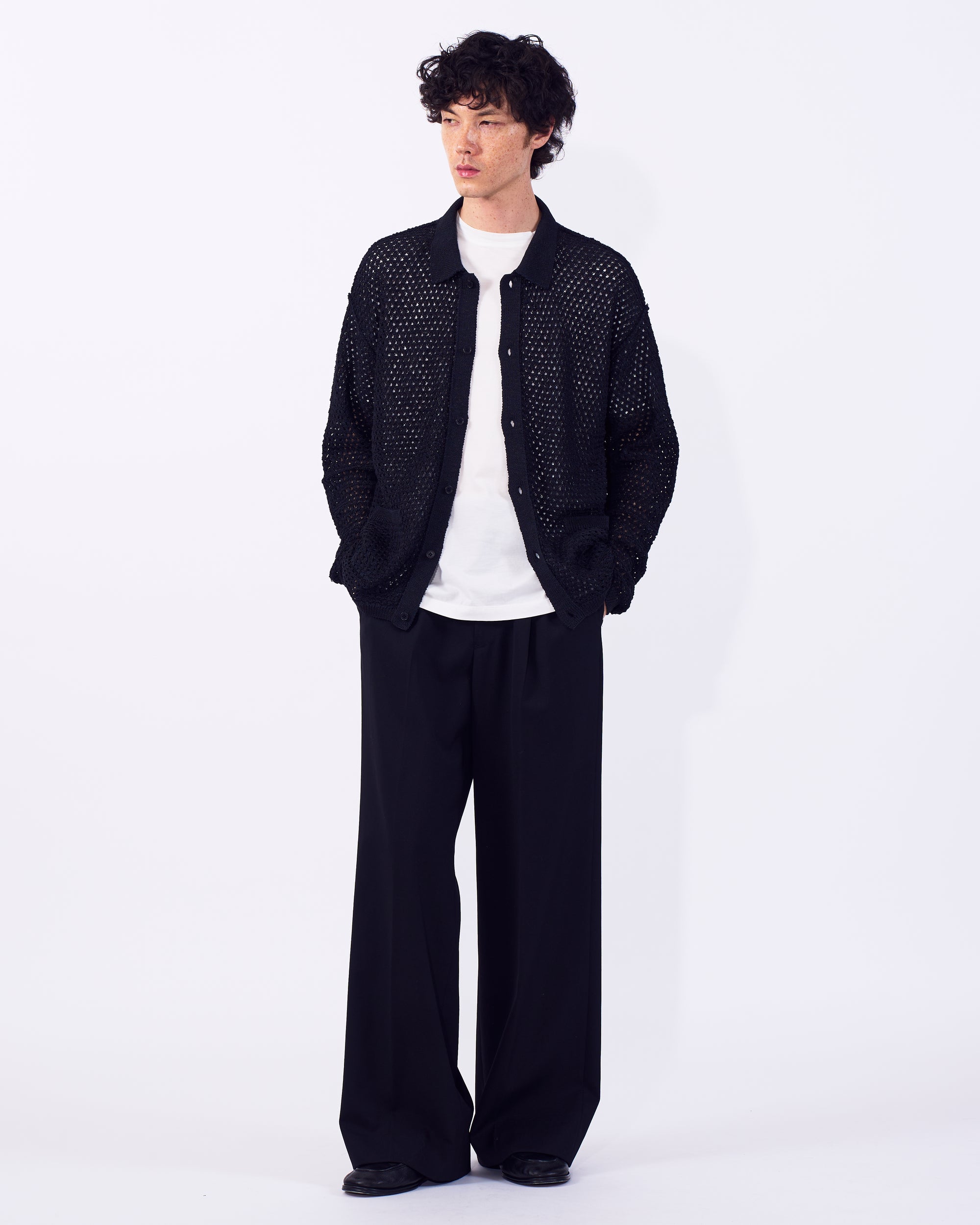 YOKE (ヨーク) コットンメッシュニットシャツカーディガン ブラック 正面から見た着用イメージ 全身