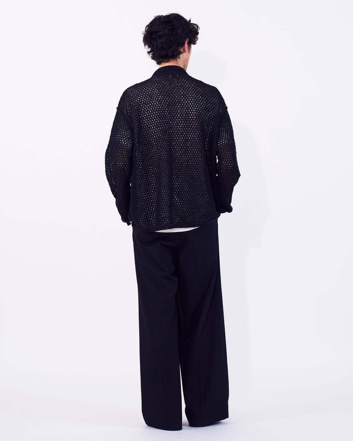 YOKE (ヨーク) コットンメッシュニットシャツカーディガン ブラック 後ろから見た着用イメージ 全身
