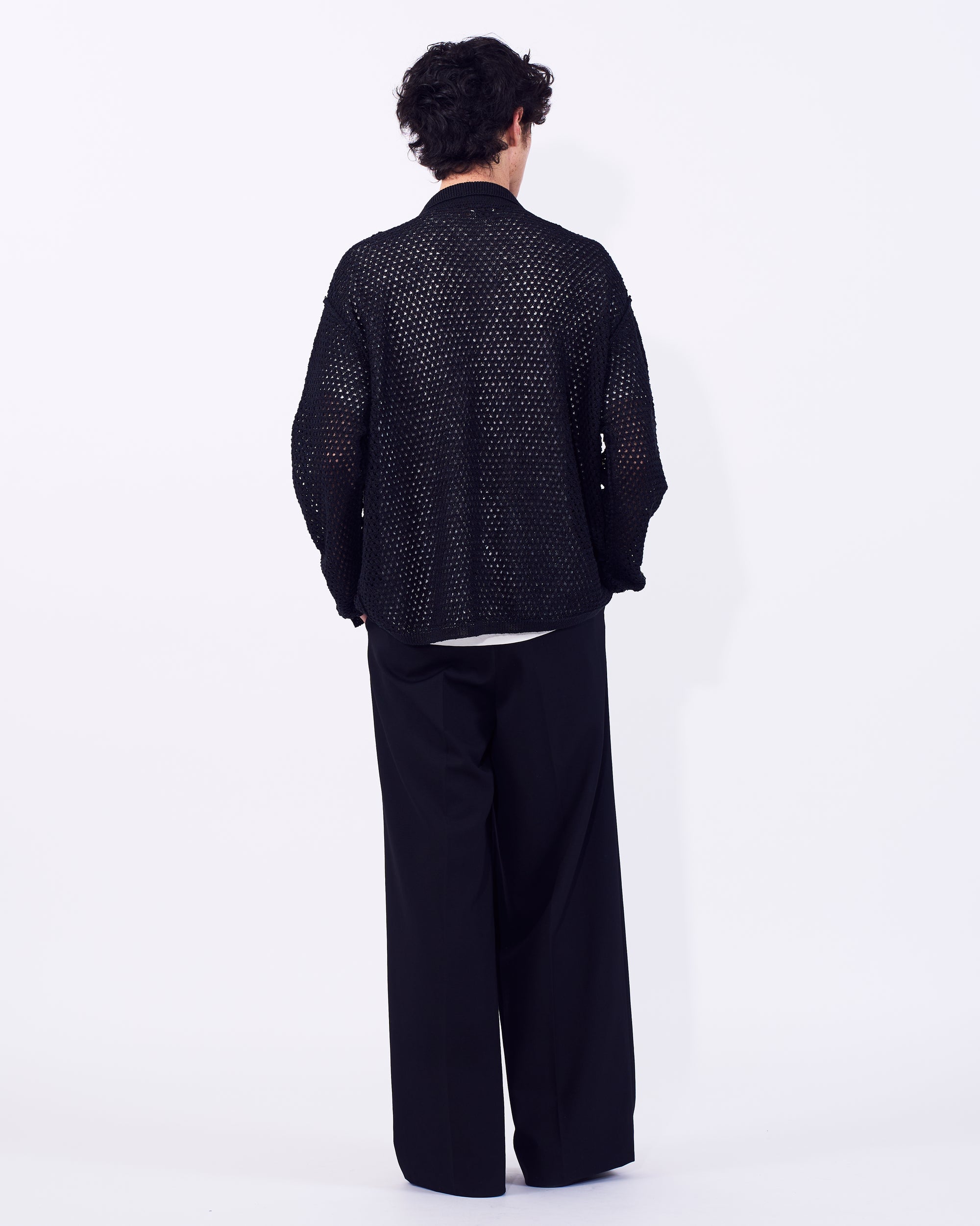 YOKE (ヨーク) コットンメッシュニットシャツカーディガン ブラック 後ろから見た着用イメージ 全身