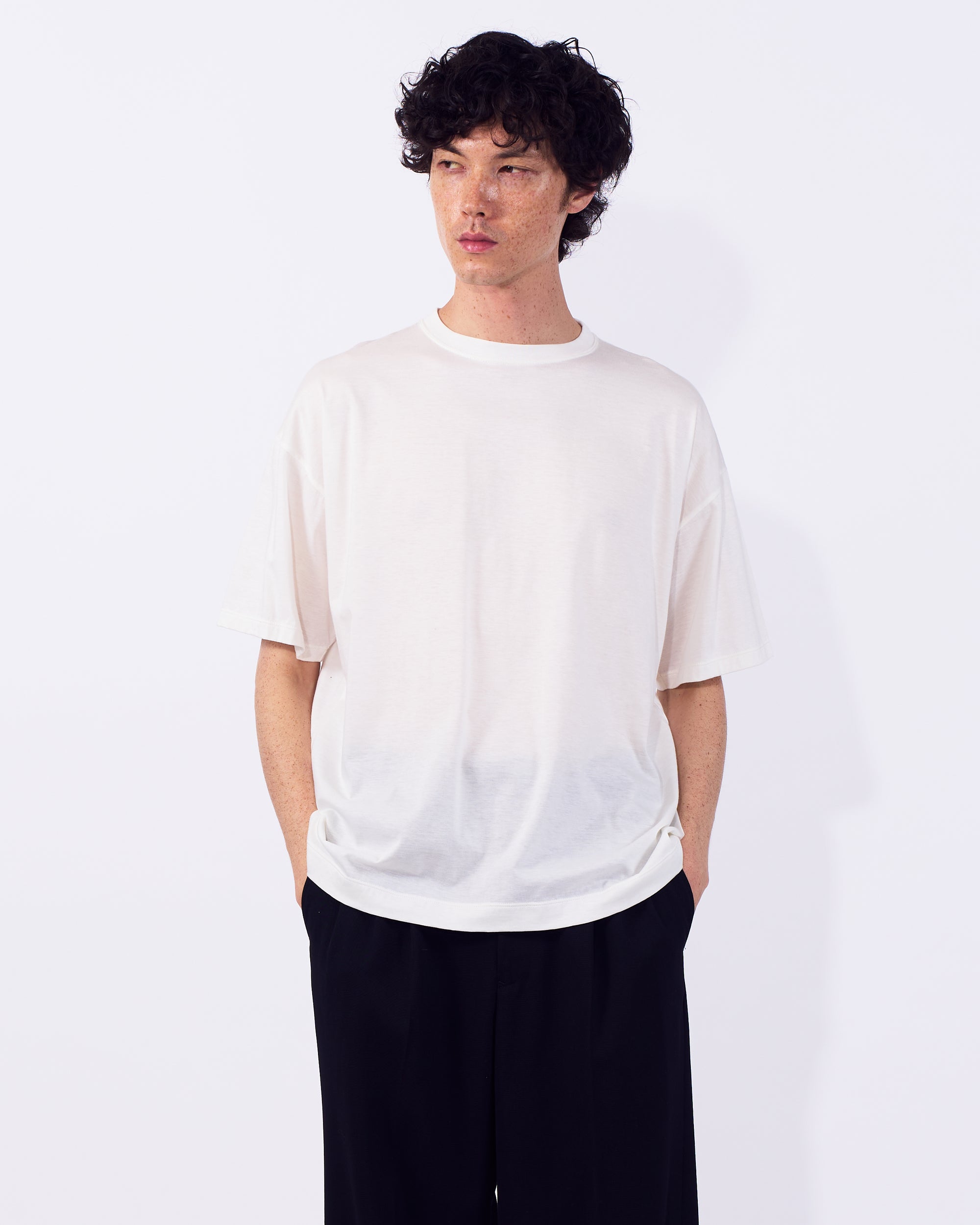 YOKE (ヨーク) マックスエルンストアートプリントTシャツ ブルスベルク・ドクメンテ バックプリント ホワイト 白 正面から見た着用イメージ