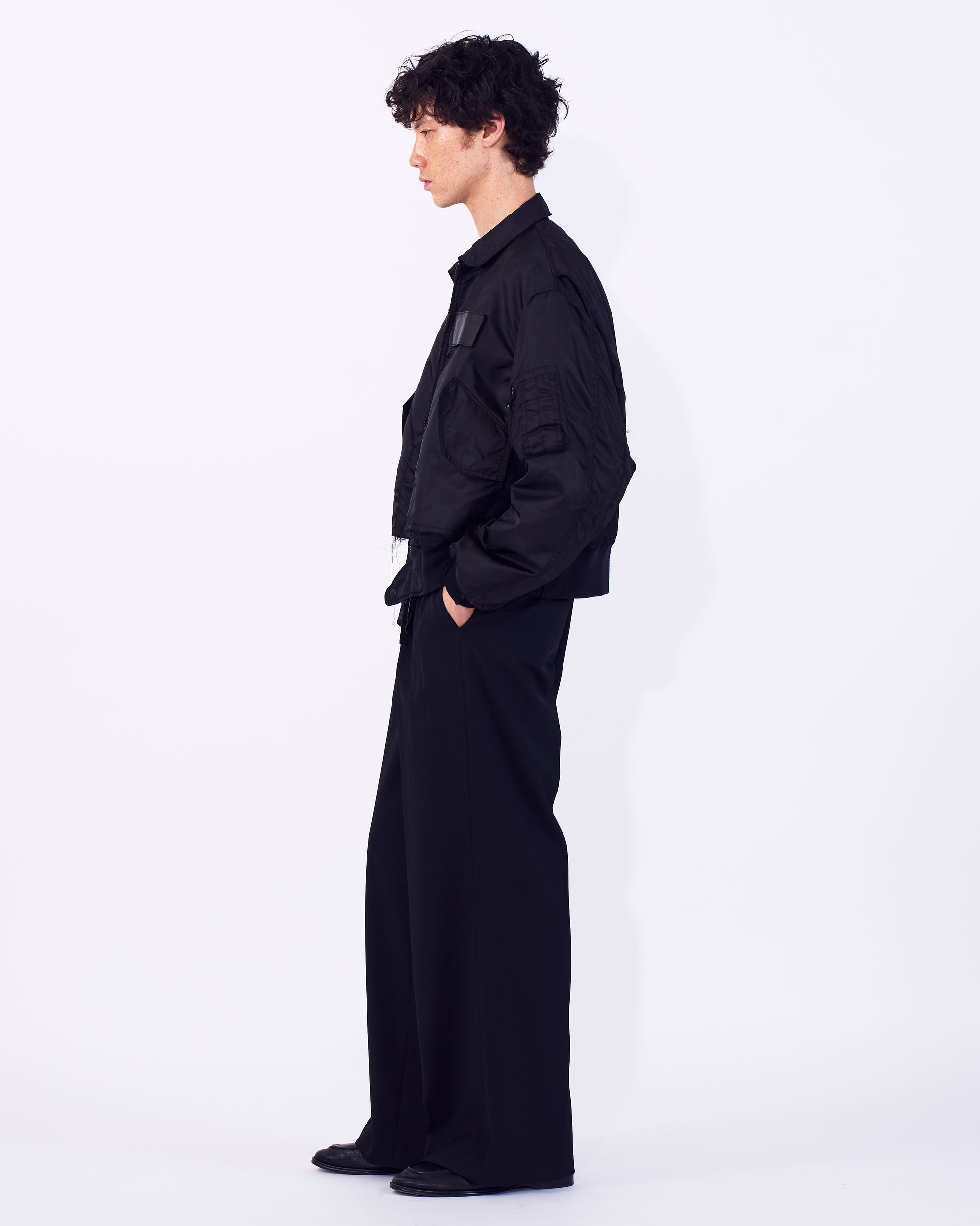 YOKE (ヨーク) ドッキングフライトジャケット ブラック 横から見た着用イメージ  全身