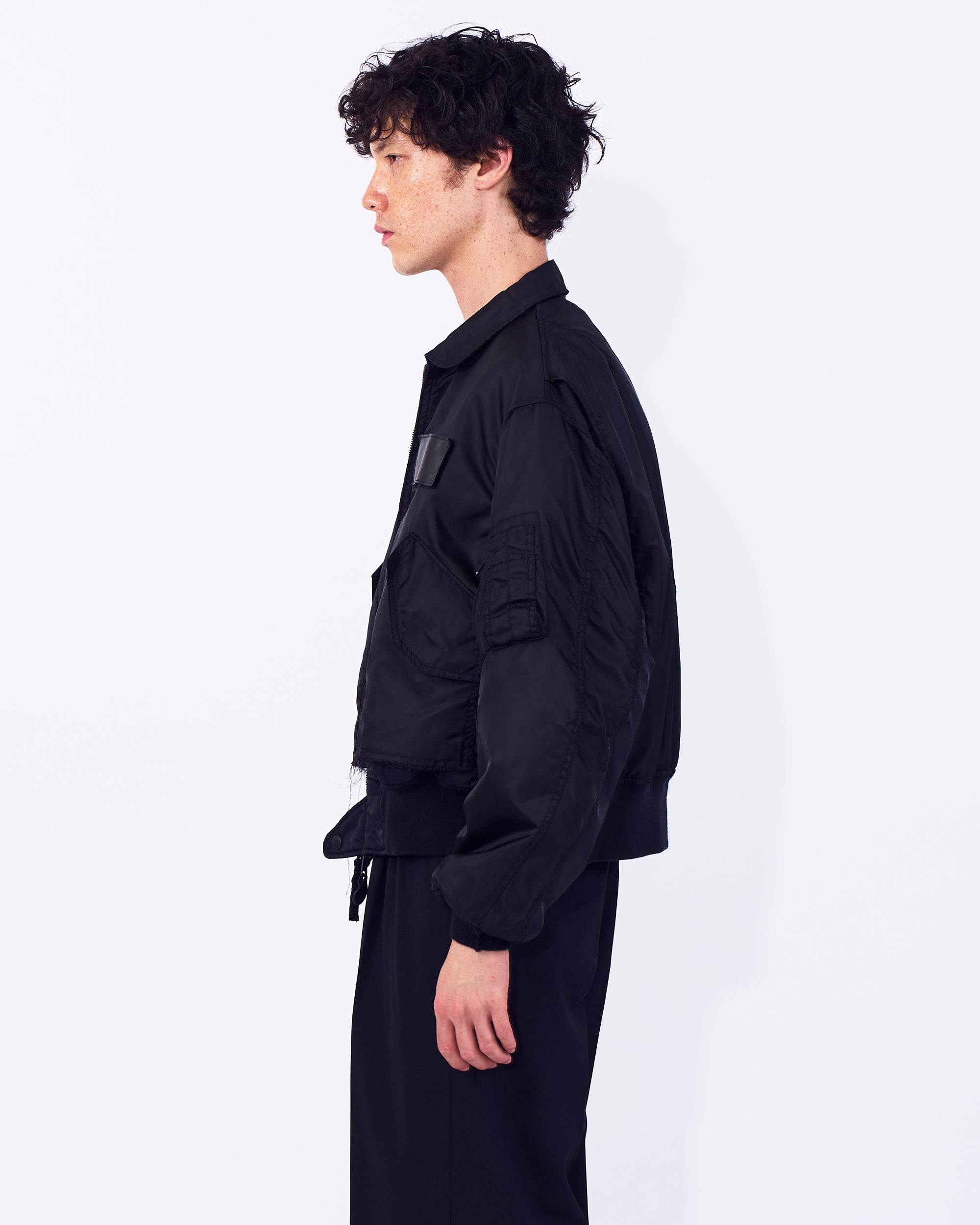 YOKE (ヨーク) ドッキングフライトジャケット ブラック 横から見た着用イメージ 