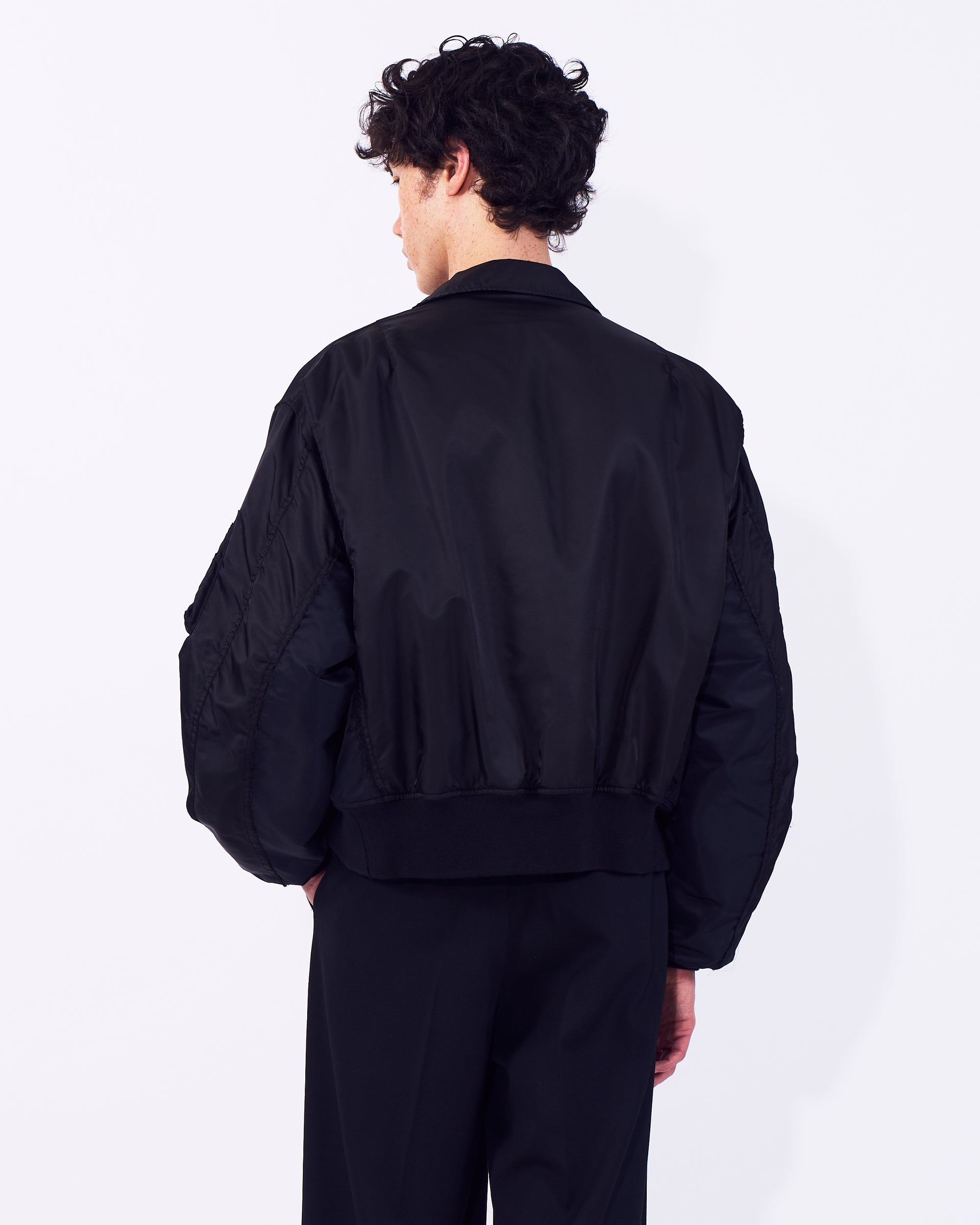YOKE (ヨーク) ドッキングフライトジャケット ブラック 後ろから見た着用イメージ 