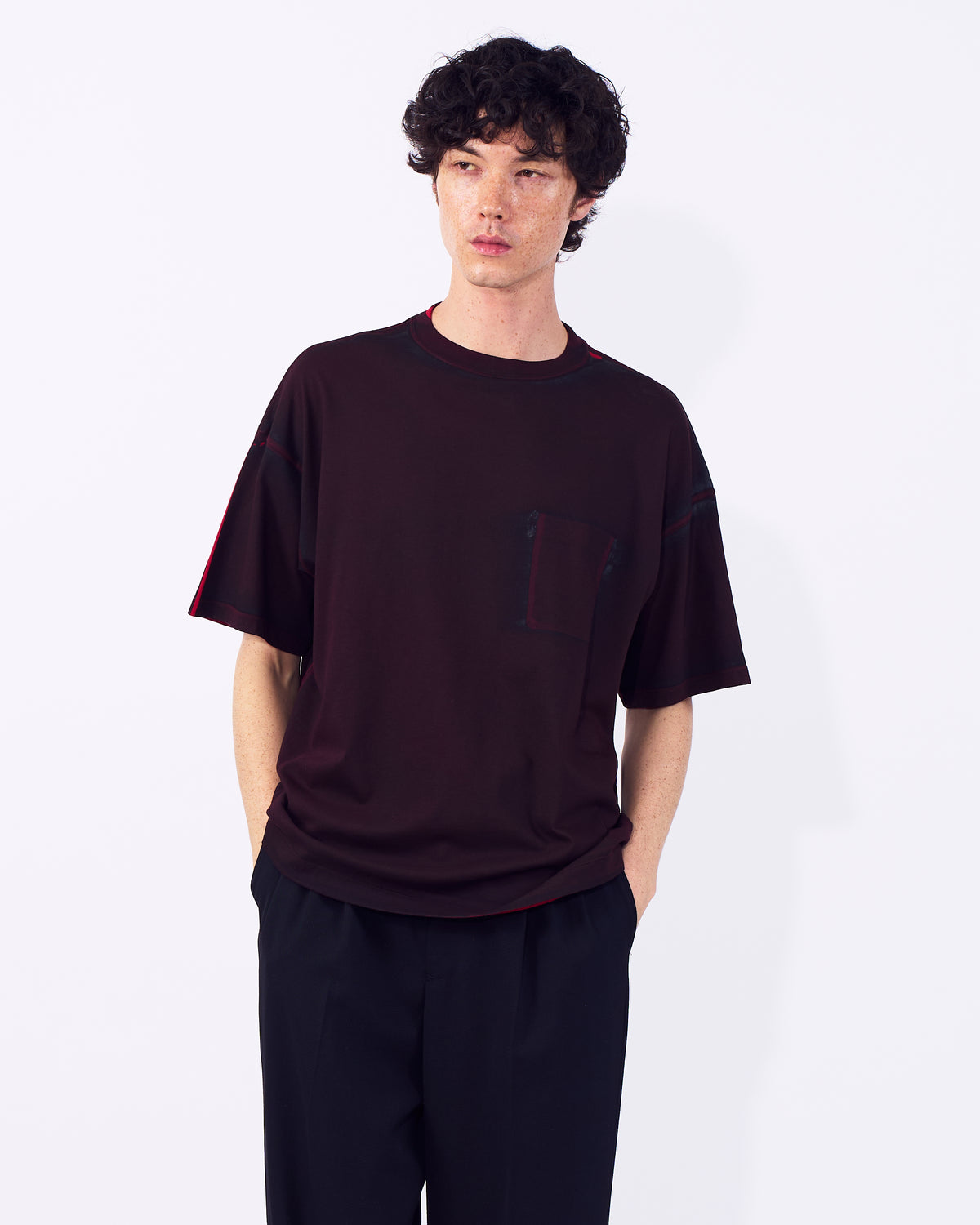 YOKE (ヨーク) オールオーバーピグメントプリントTシャツ レッド 赤 正面から見た着用イメージ
