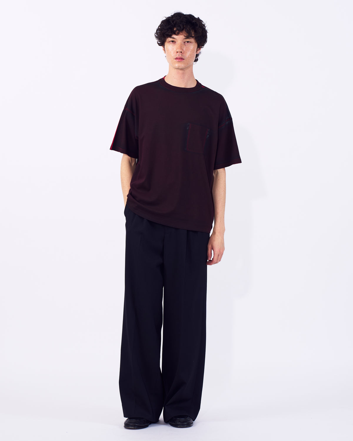 YOKE (ヨーク) オールオーバーピグメントプリントTシャツ レッド 赤 正面から見た着用イメージ 全身