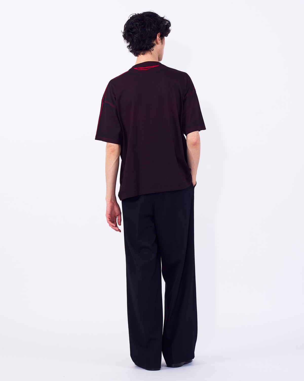 YOKE (ヨーク) オールオーバーピグメントプリントTシャツ レッド 赤 後ろから見た着用イメージ 全身