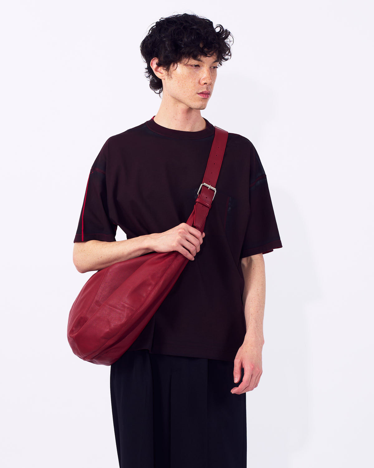 YOKE（ヨーク） カーフレザーサークルショルダーバッグ レッド 正面から見た着用イメージ