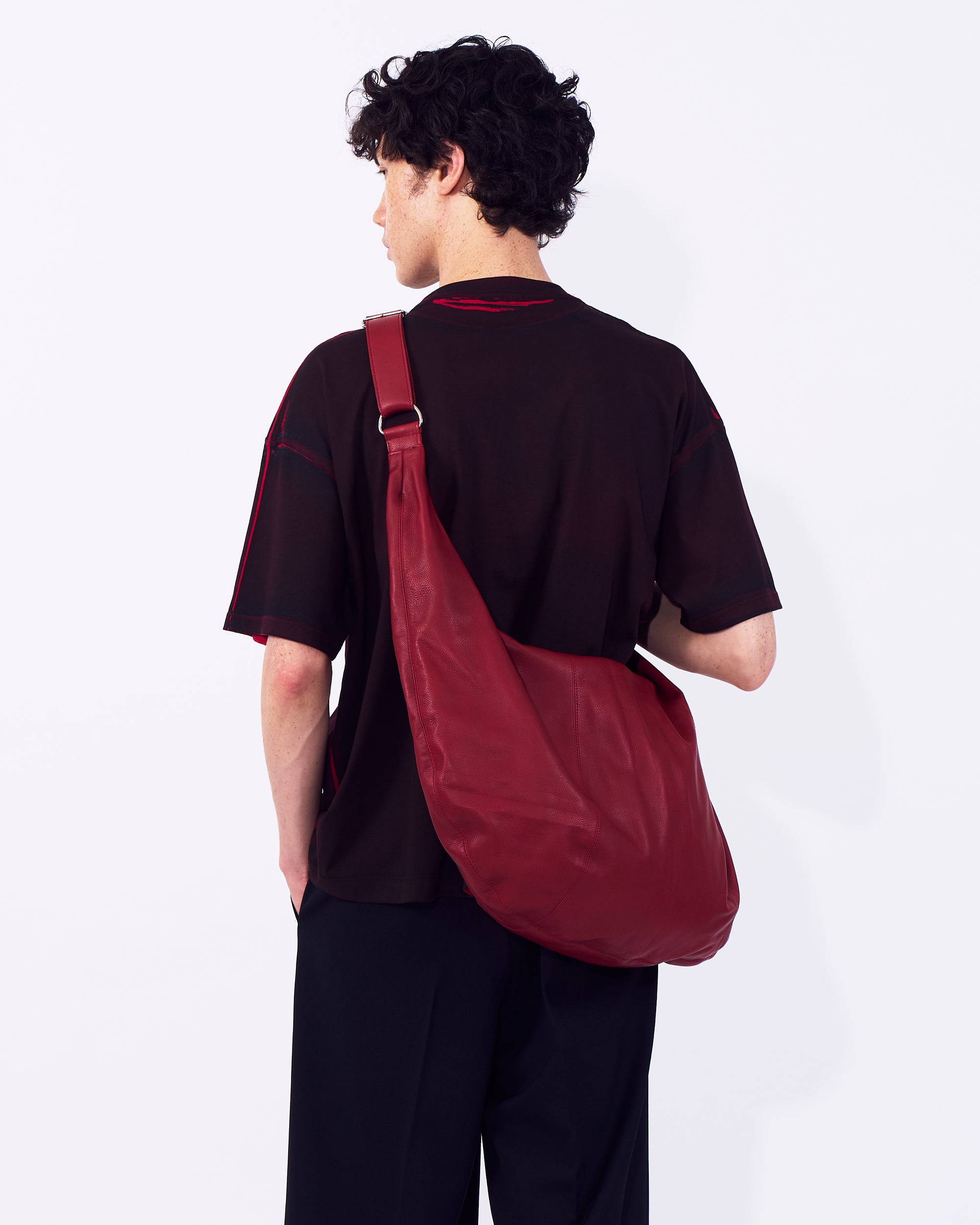 YOKE（ヨーク） カーフレザーサークルショルダーバッグ レッド 後ろから見た着用イメージ