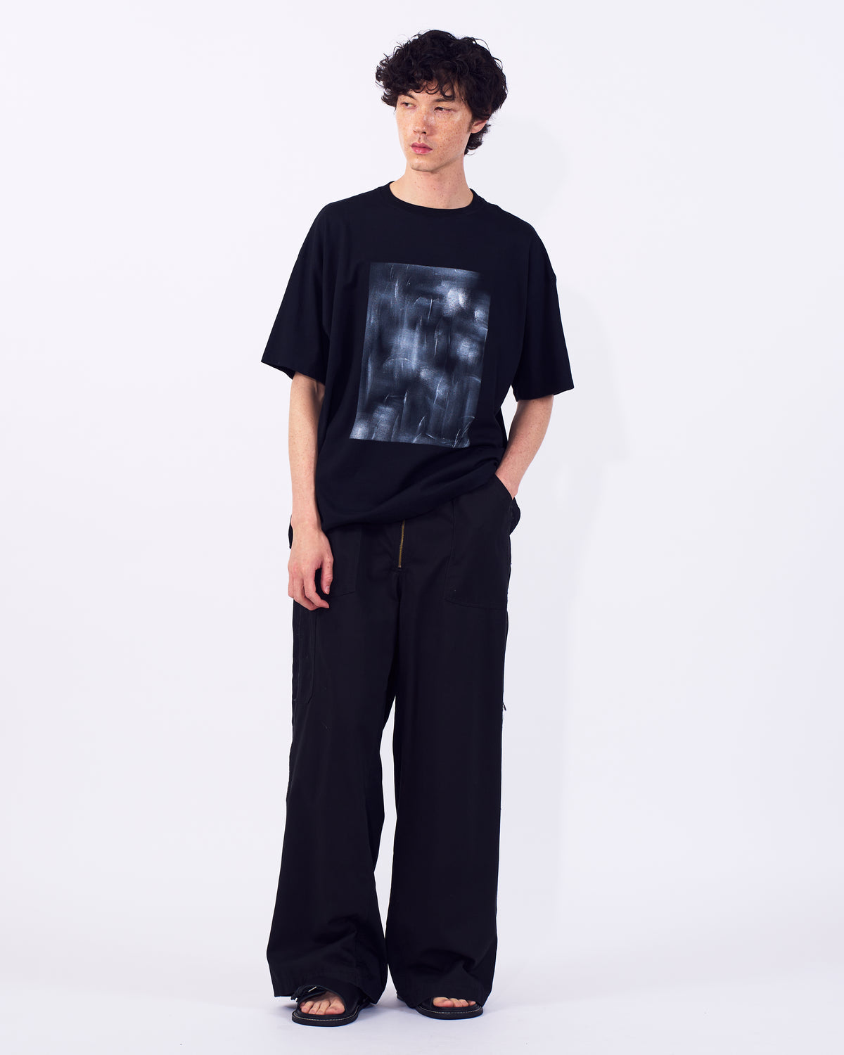 YOKE (ヨーク) アブストラクトハンドペイントTシャツ ブラック 黒 ブラッシュ 正面から見た着用イメージ 全身