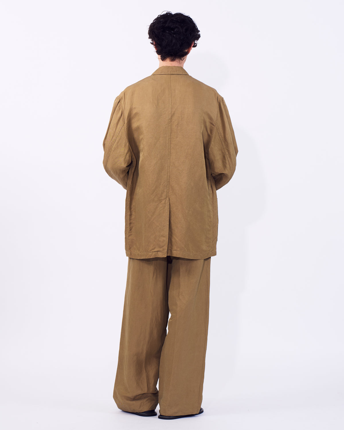 YOKE (ヨーク) リネンシルクカルゼテーパードパンツ ベージュ 後ろから見た着用イメージ 全身