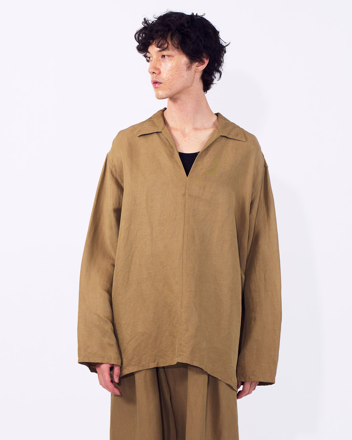 YOKE (ヨーク) リネンシルクカルゼスキッパーシャツ ベージュ 正面から見た着用イメージ