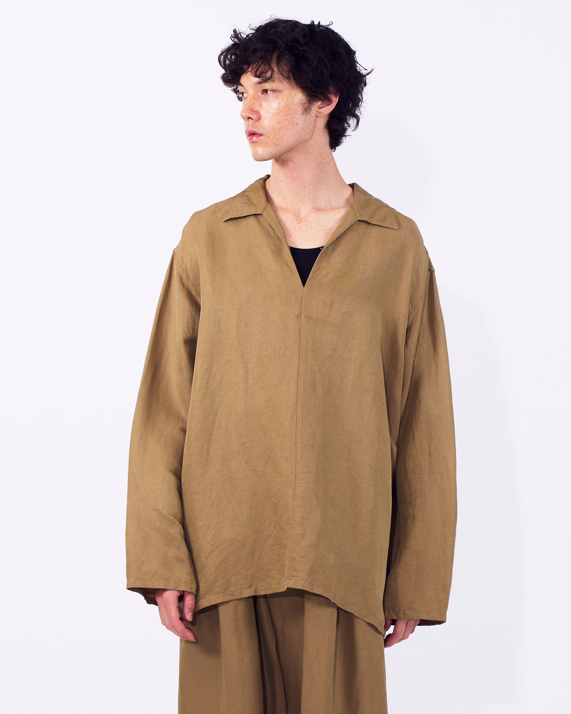 YOKE (ヨーク) リネンシルクカルゼスキッパーシャツ ベージュ 正面から見た着用イメージ