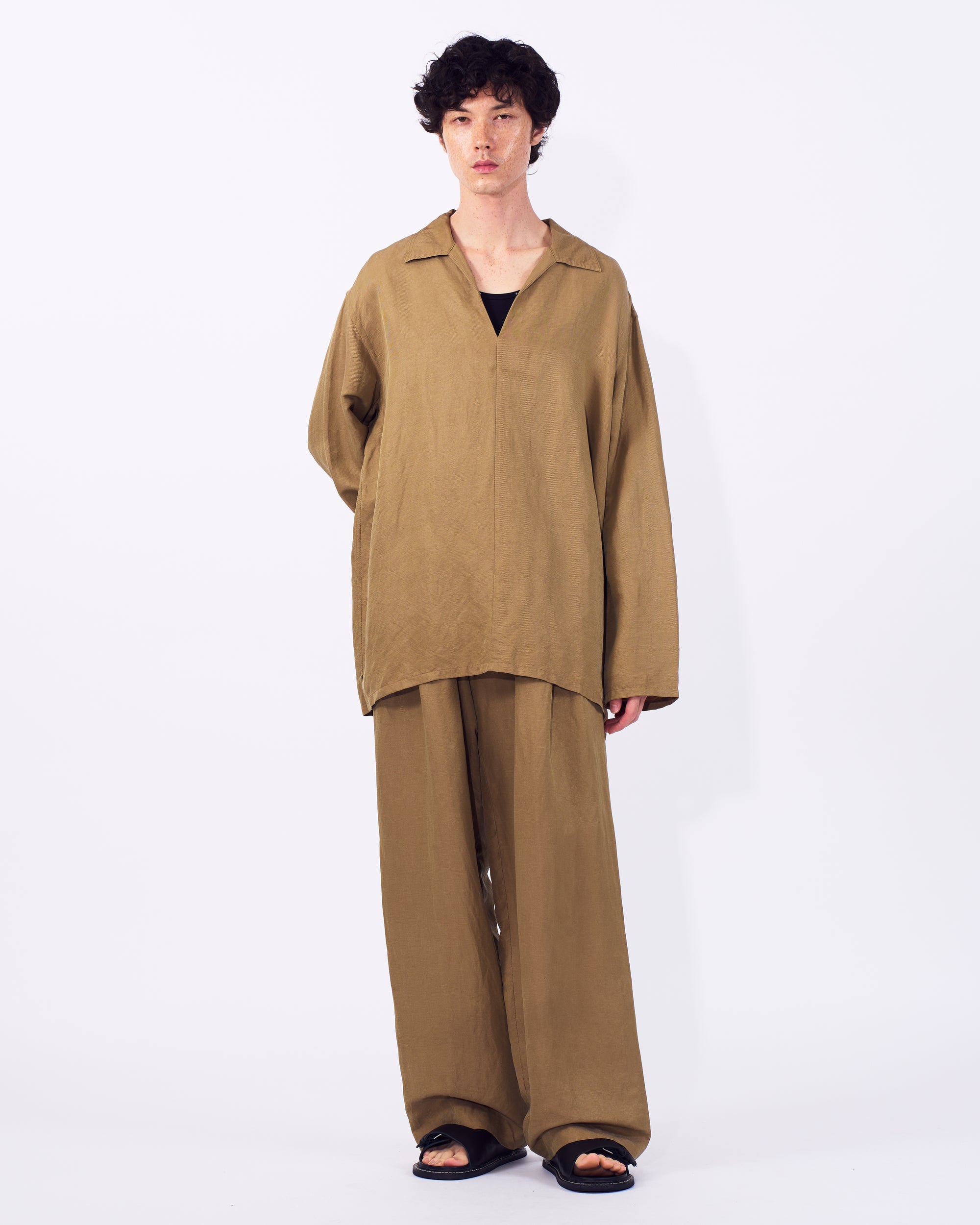 YOKE (ヨーク) リネンシルクカルゼスキッパーシャツ ベージュ 正面から見た着用イメージ 全身