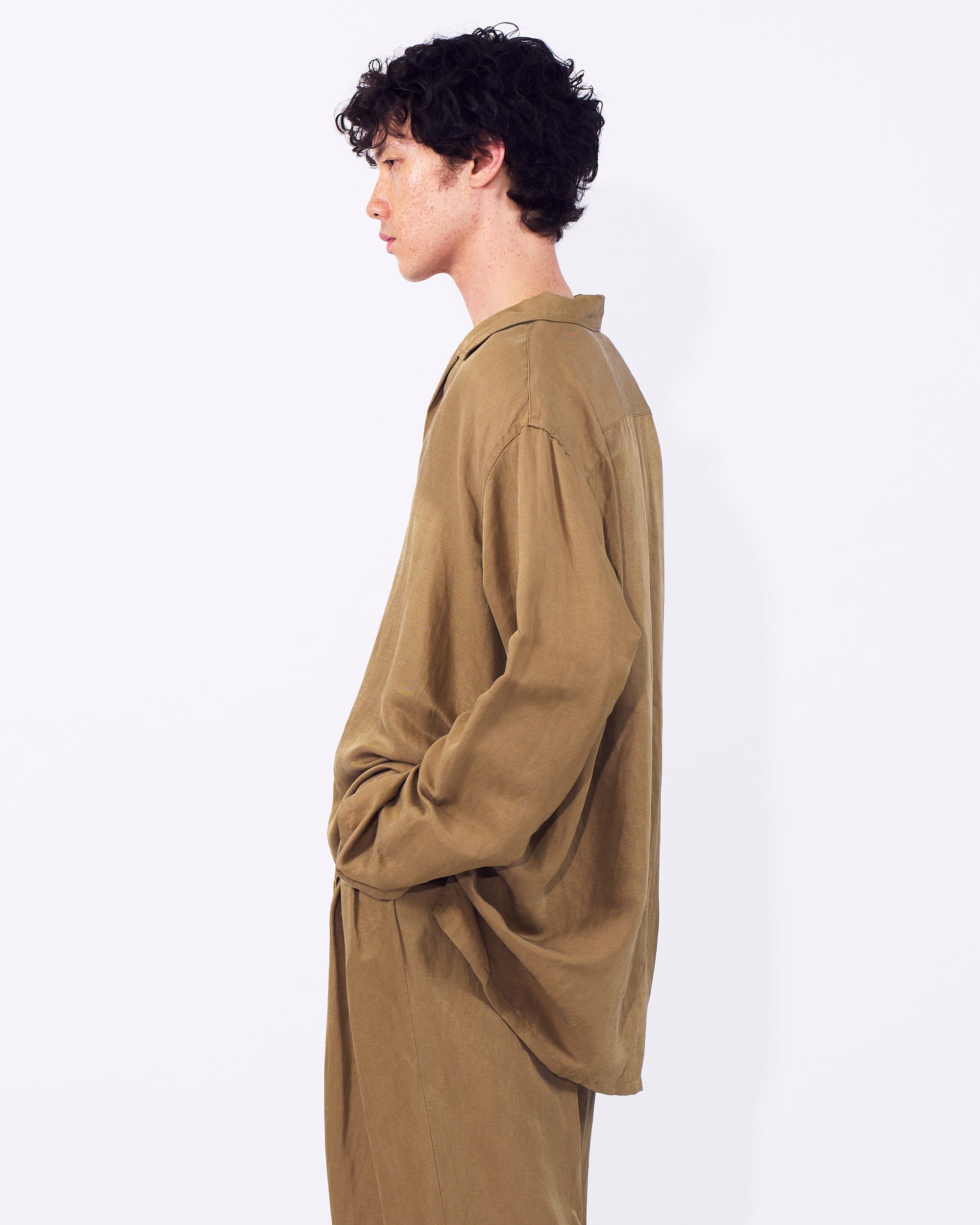 YOKE (ヨーク) リネンシルクカルゼスキッパーシャツ ベージュ 横から見た着用イメージ