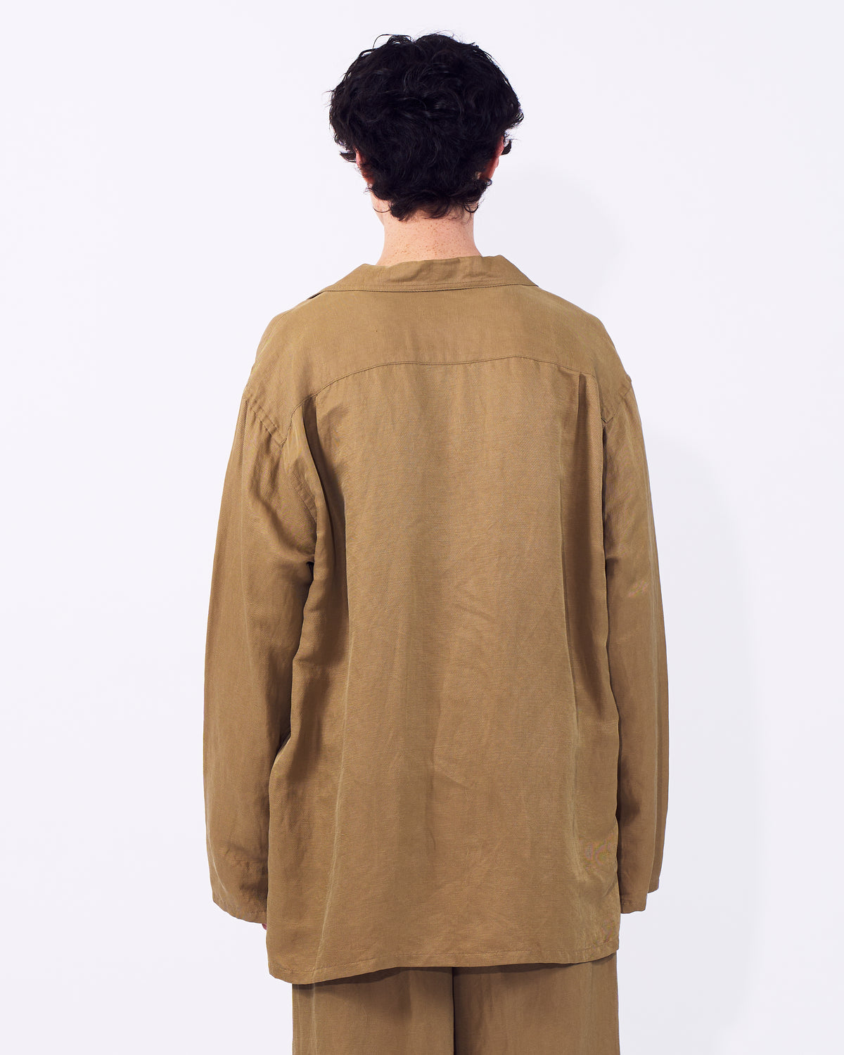 YOKE (ヨーク) リネンシルクカルゼスキッパーシャツ ベージュ 後ろから見た着用イメージ