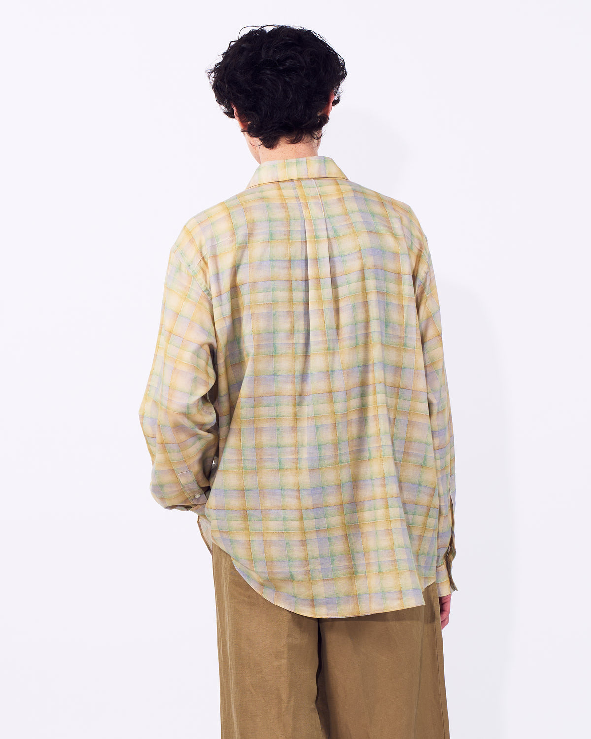YOKE (ヨーク) プリントチェックコットンシルクツイルシャツ イエロー 後ろから見た着用イメージ