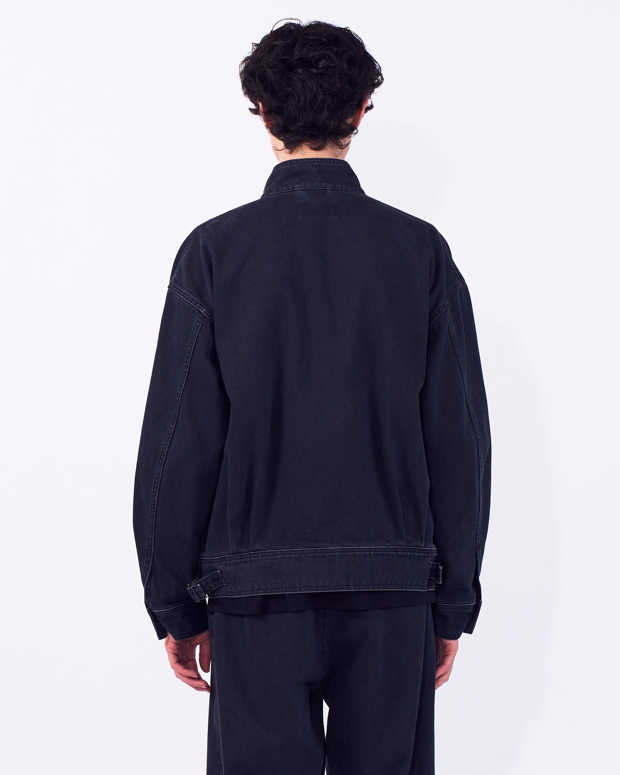 YOKE (ヨーク) デニムコットンスタンドカラーブルゾン ブラック 後ろから見た着用イメージ