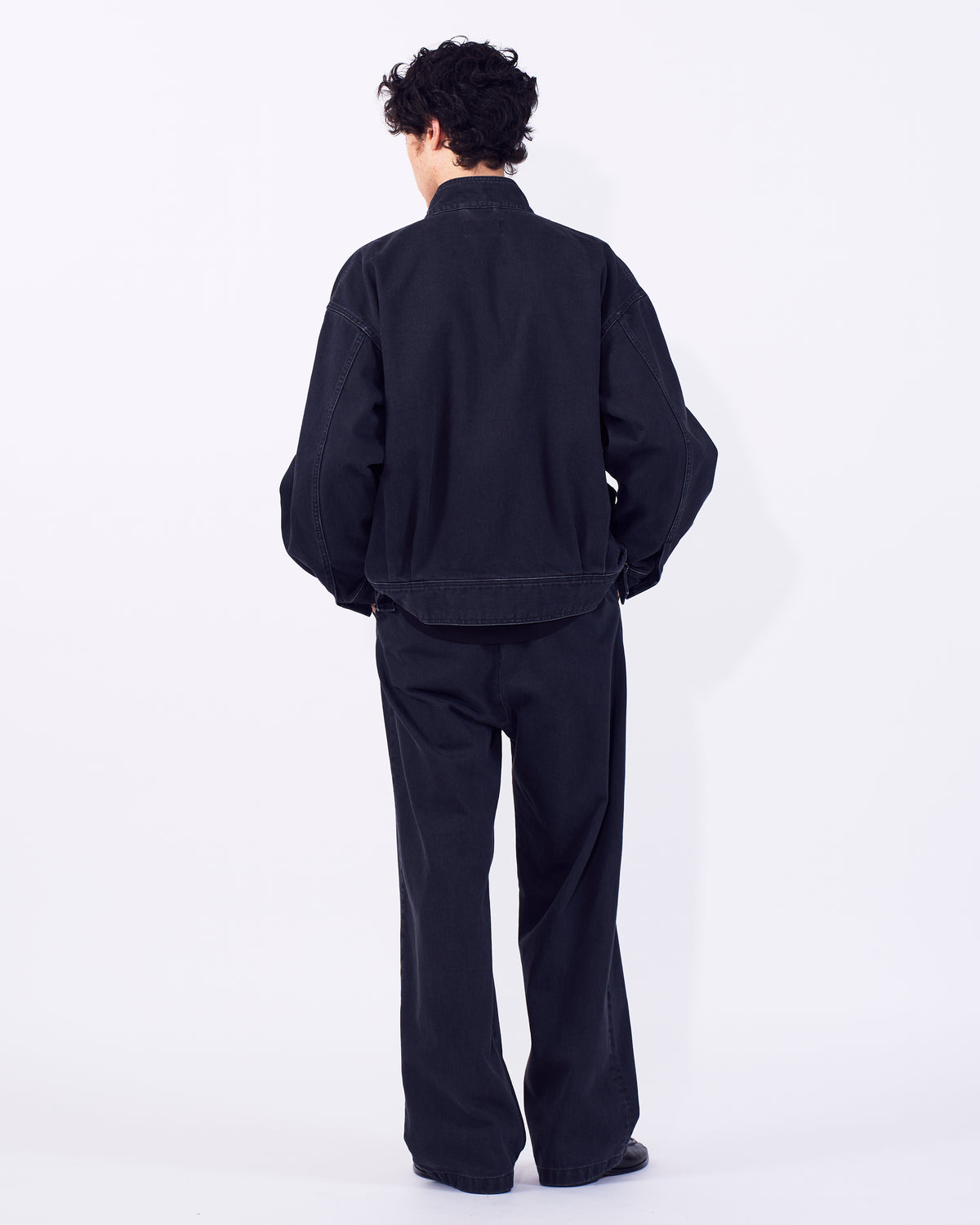 YOKE (ヨーク) コットンデニムワンタックワイドテーパードパンツ ブラック 後ろから見た着用イメージ 全身