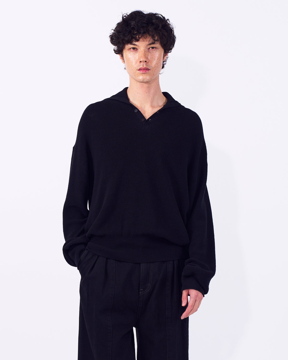 YOKE (ヨーク) ハイネックハイネックヘンリーリブコットンセーター ブラック 正面から見た着用イメージ