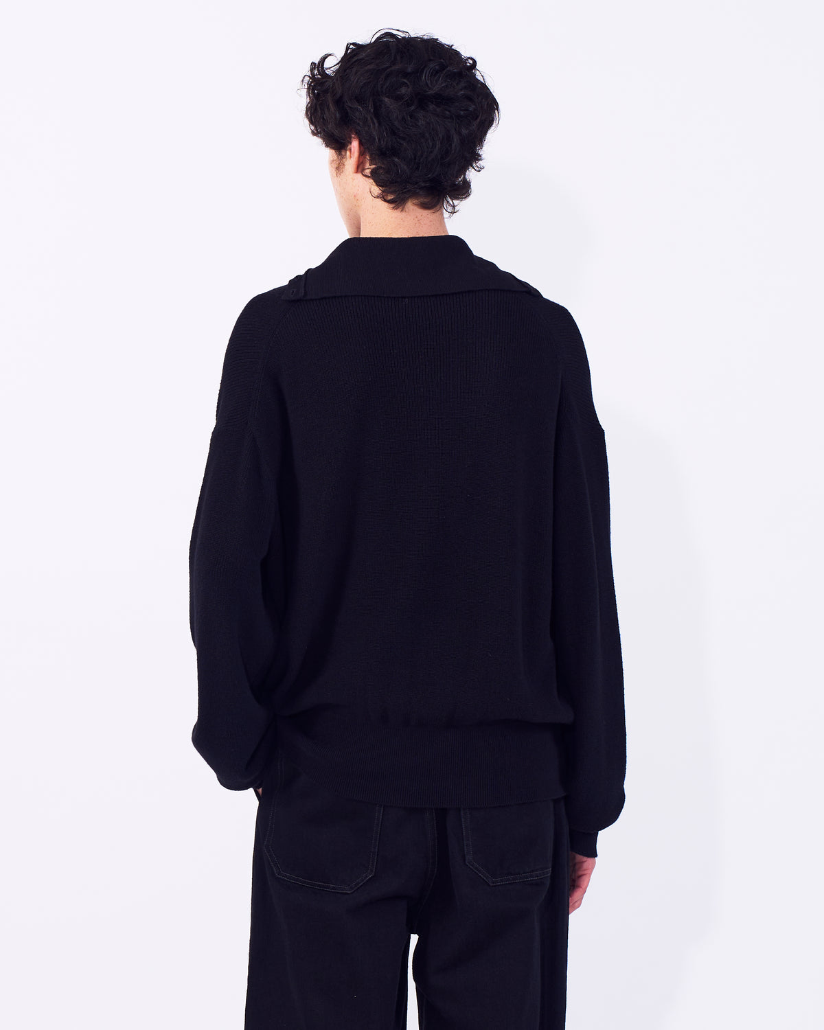 YOKE (ヨーク) ハイネックハイネックヘンリーリブコットンセーター ブラック 後ろから見た着用イメージ